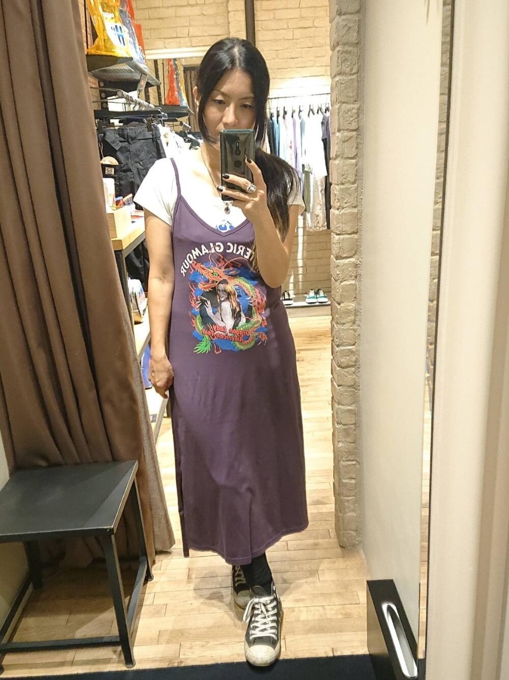 「ワンピース、Tシャツ、Hysteric Glamour、シンプルコーデ、夏コーデ、ラフコーデ、カジュアルコーデ、ヒステリックグラマー」｜「HYSTERIC GLAMOURのSHADES WOMAN Tシャツ（Tシャツ/カットソー、ホワイト系）」を使った、Rayさん（レディース・160cm）の夏コーディネートの1枚目の写真