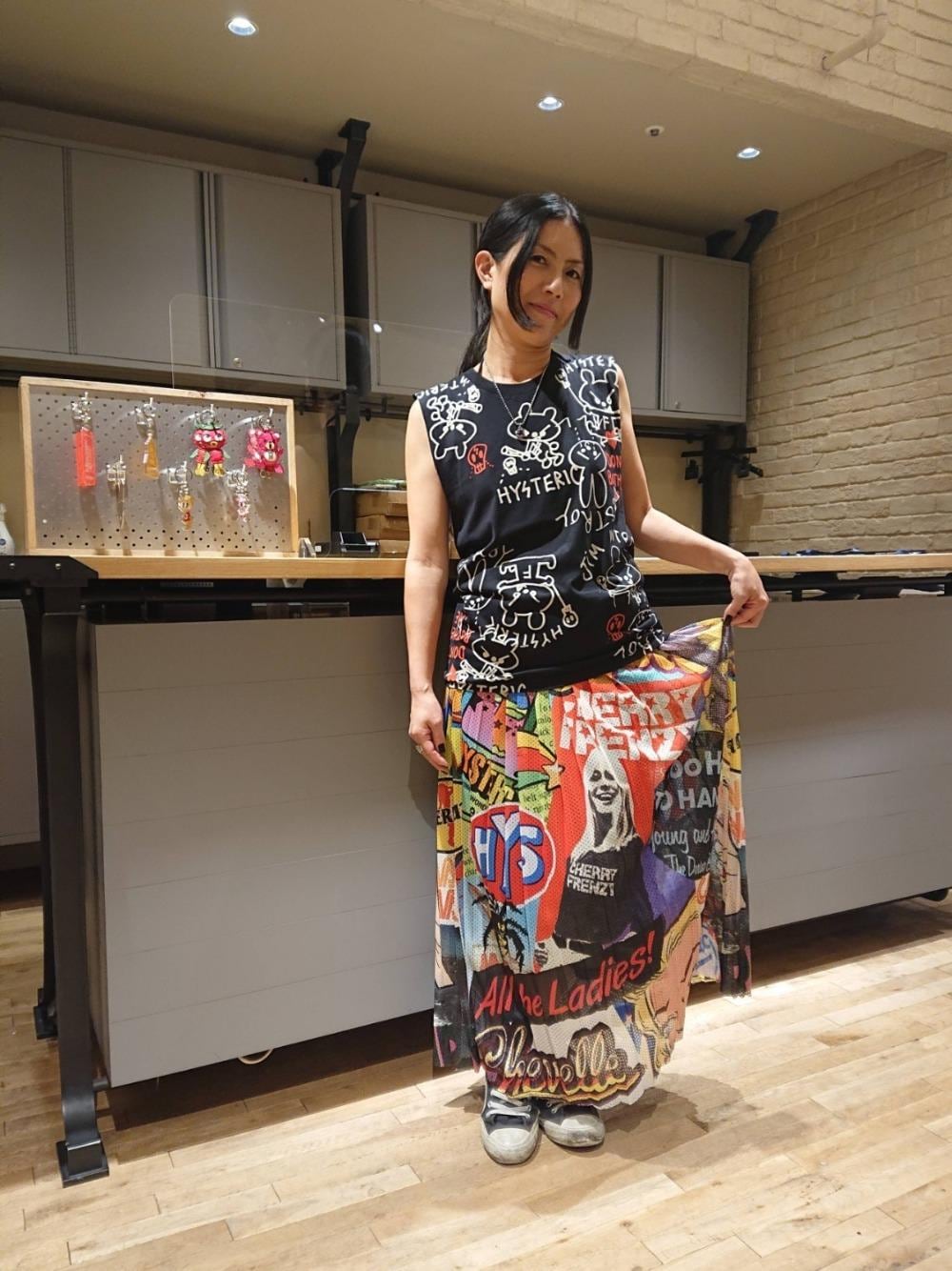 「スカート、アニマル、総柄、Hysteric Glamour、タンクトップ、夏コーデ、ノースリーブ、カジュアルコーデ、ヒステリックグラマー」｜「HYSTERIC GLAMOURのHYS RABBIT ノースリーブ（タンクトップ、ブラック系）」を使った、Rayさん（レディース・160cm）の夏コーディネートの1枚目の写真