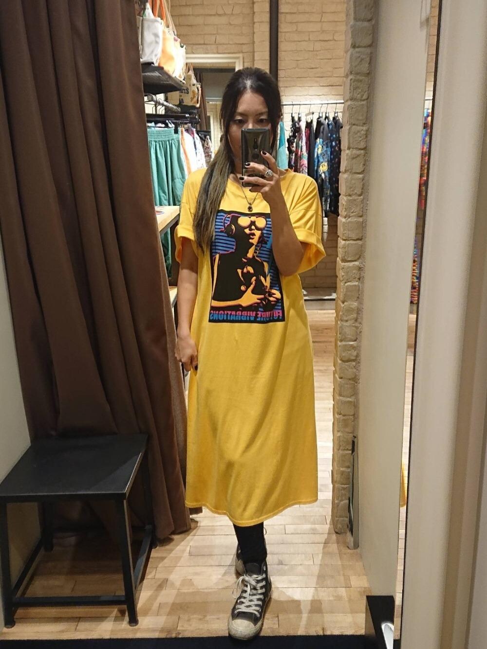 「ワンピース、Hysteric Glamour、シンプルコーデ、夏コーデ、Tシャツワンピ、ラフコーデ、カジュアルコーデ、ヒステリックグラマー」｜「HYSTERIC GLAMOURのFUTURE VIBRATIONS ワンピース（ワンピース、イエロー系）」を使った、Rayさん（レディース・160cm）の夏コーディネートの1枚目の写真