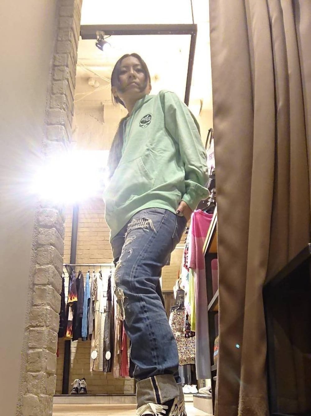 「スウェット、デニム、パーカー、スカル、Hysteric Glamour、カジュアルコーデ、ヒステリックグラマー、ドクロ」｜「HYSTERIC GLAMOURのRSM加工 デニムスリムストレートパンツ（デニムパンツ、ブルー系）」を使った、Rayさん（レディース・160cm）の秋コーディネートの1枚目の写真