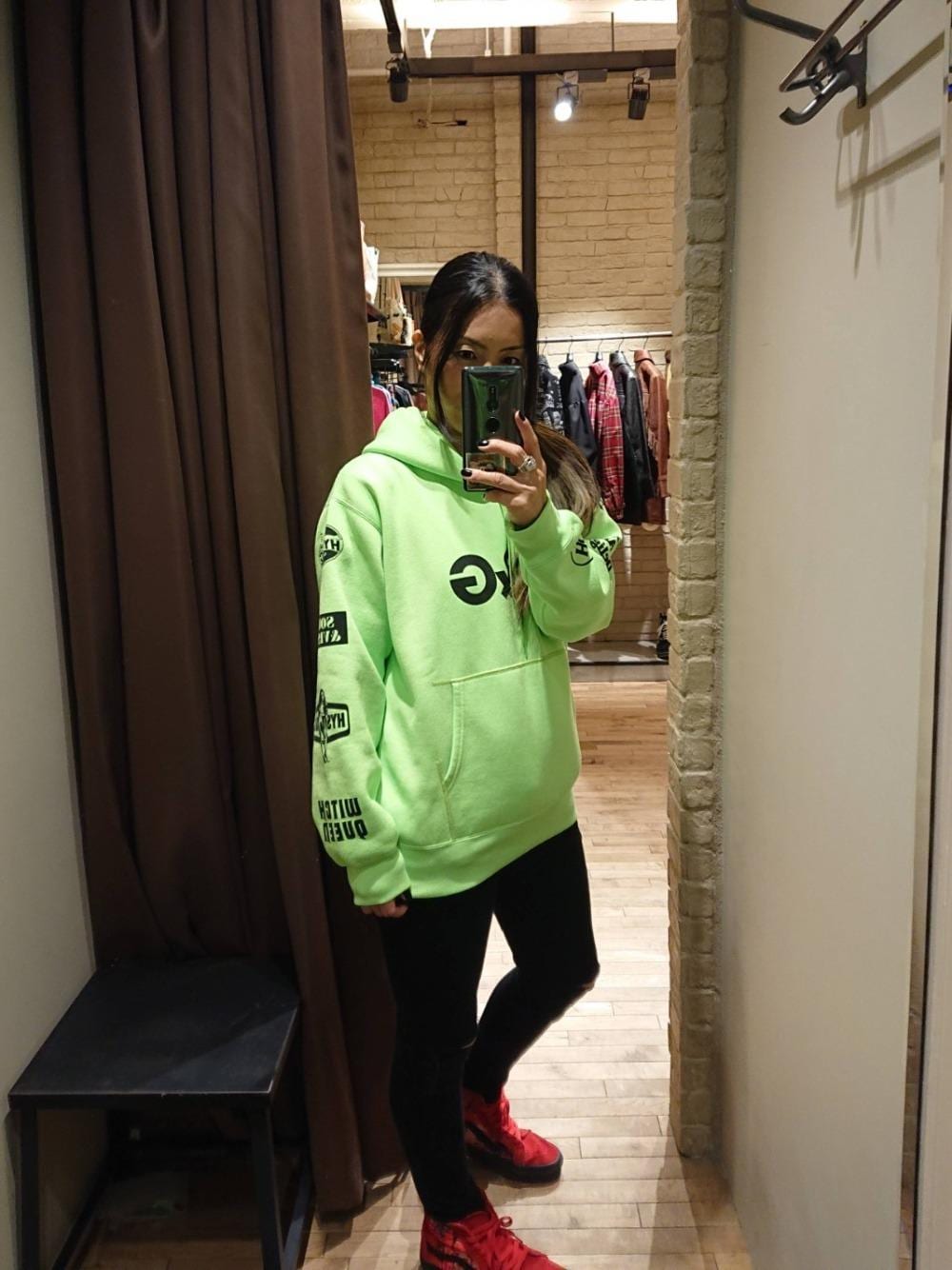 「スキニー、パーカー、Hysteric Glamour、シンプルコーデ、ラフコーデ、カジュアルコーデ、ヒステリックグラマー、HYSTERICS」｜「HYSTERIC GLAMOURのSU加工ISKOツイル スキニーパンツ（その他パンツ、ブラック系）」を使った、Rayさん（レディース・160cm）の秋コーディネートの1枚目の写真