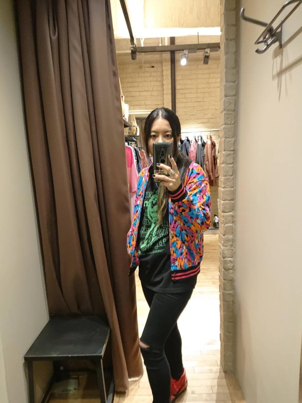 「ブルゾン、スウェット、スキニー、Tシャツ、Hysteric Glamour、カジュアルコーデ、ヒステリックグラマー、BEAR、HYSTERICS」｜「HYSTERIC GLAMOURのSU加工ISKOツイル スキニーパンツ（その他パンツ、ブラック系）」を使った、Rayさん（レディース・160cm）の秋コーディネートの1枚目の写真
