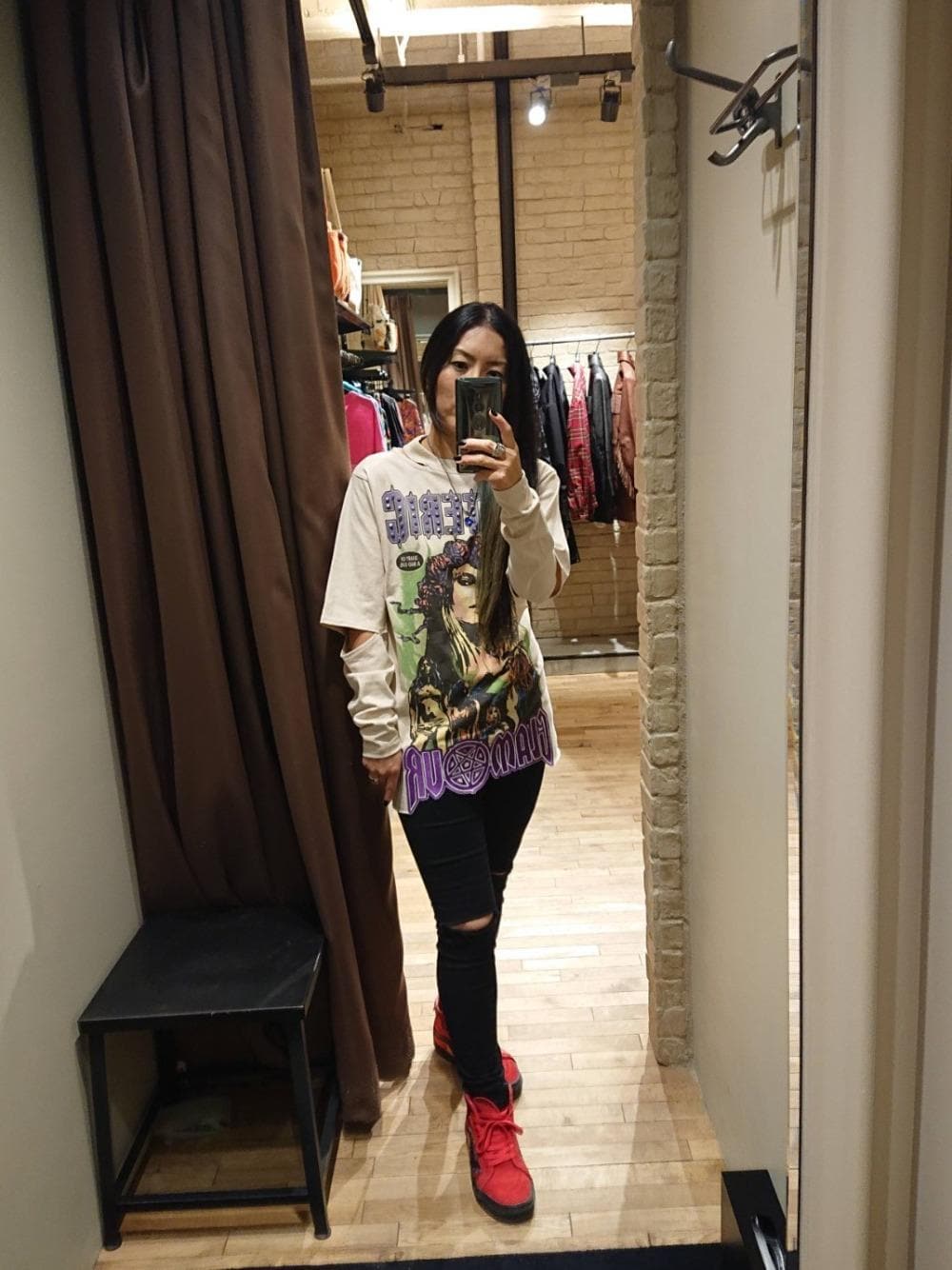 「スキニー、ロンT、長袖シャツ、Hysteric Glamour、カジュアルコーデ、ヒステリックグラマー、HYSTERICS、ロックコーデ」｜「HYSTERIC GLAMOURのSU加工ISKOツイル スキニーパンツ（その他パンツ、ブラック系）」を使った、Rayさん（レディース・160cm）の秋コーディネートの1枚目の写真