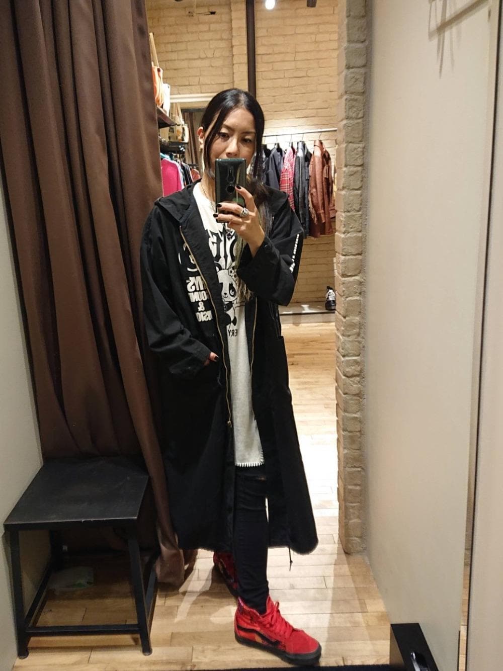 「コート、ワンピース、スキニー、パーカー、Hysteric Glamour、シンプルコーデ、ヒステリックグラマー、秋コーデ、ニットコーデ、ロックコーデ」｜「HYSTERIC GLAMOURのSU加工ISKOツイル スキニーパンツ（その他パンツ、ブラック系）」を使った、Rayさん（レディース・160cm）の秋コーディネートの1枚目の写真