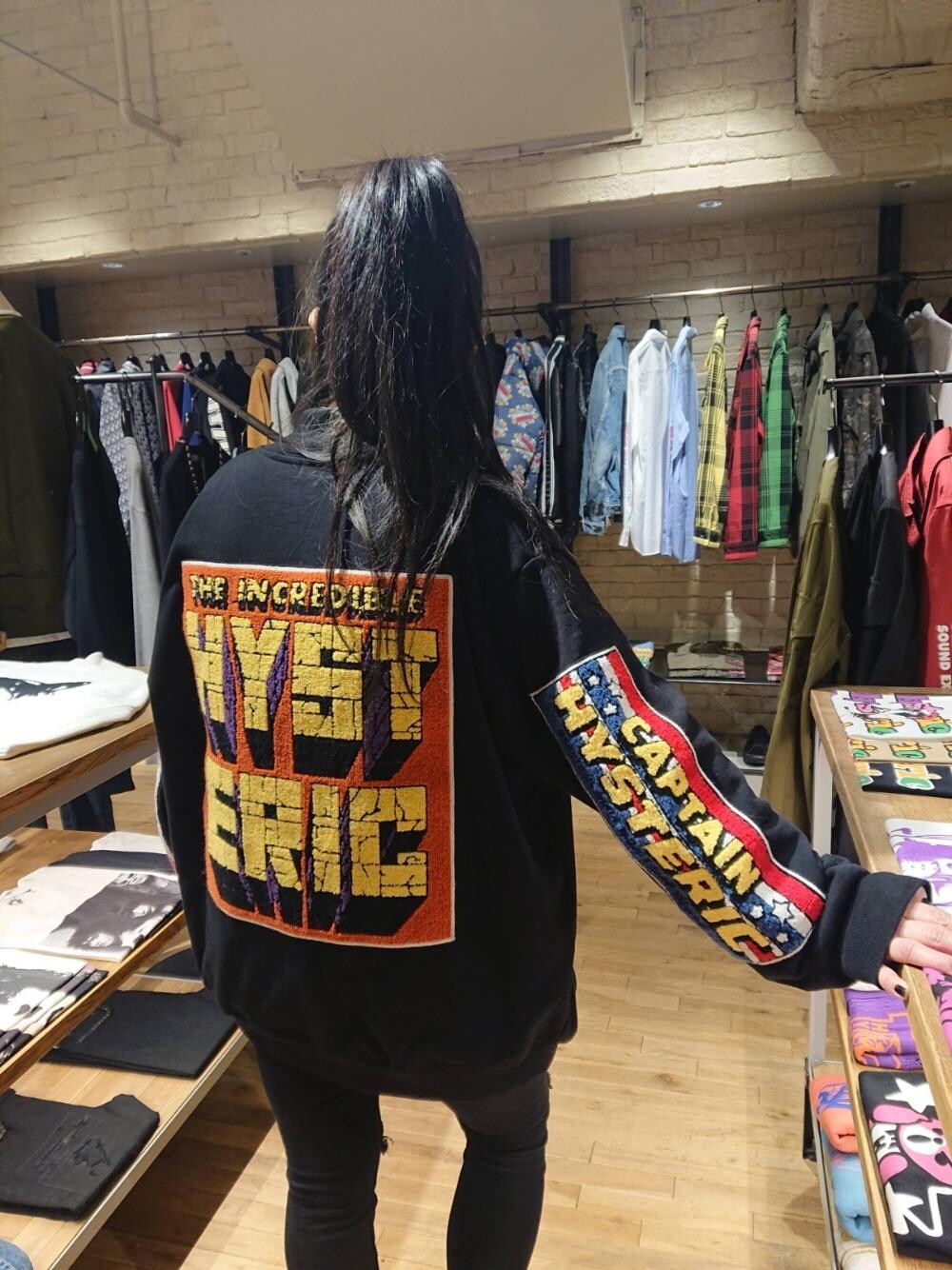 「ブルゾン、スウェット、ジャケット、アウター、スキニー、Hysteric Glamour、カジュアルコーデ、ジャンパー、ヒステリックグラマー、秋コーデ」｜「HYSTERIC GLAMOURのSU加工ISKOツイル スキニーパンツ（その他パンツ、ブラック系）」を使った、Rayさん（レディース・160cm）の秋コーディネートの1枚目の写真