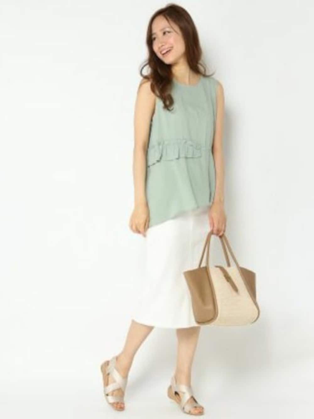 グリーン系のシャツ/ブラウス、ホワイト系のスカートを着用したメンズの夏コーディネートの1枚目の写真