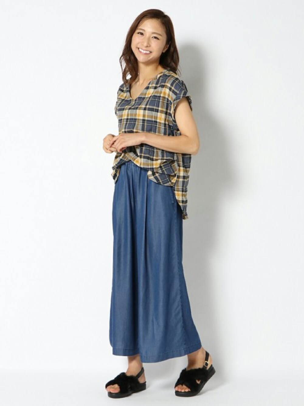 イエロー系のシャツ/ブラウス、ブルー系のデニムパンツ、ブラック系のサンダルを着用したメンズの夏コーディネートの1枚目の写真