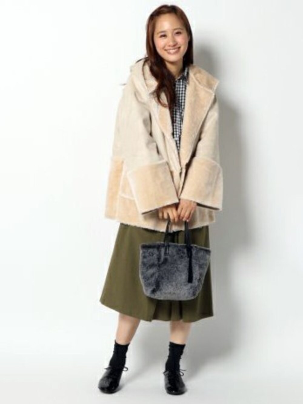 ホワイト系のその他アウター、ブラック系のシャツ/ブラウス、グリーン系のスカートを着用したメンズの秋コーディネートの1枚目の写真