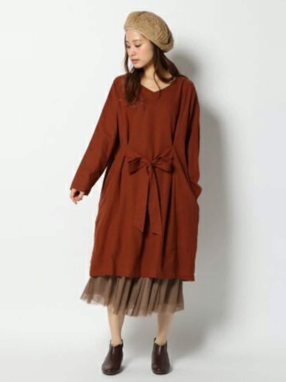 ブラウン系のワンピース、ベージュ系のスカート、ブラウン系のブーツを着用したメンズの秋コーディネートの1枚目の写真