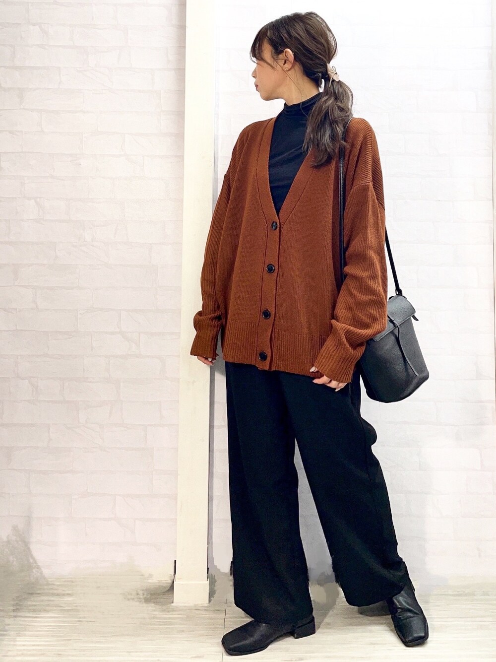「カーディガン、シンプルコーデ、オトナ女子、プチプラコーデ、大人カジュアル、#パンツコーデ」｜「titivateのVﾈｯｸゆったりﾆｯﾄｶｰﾃﾞｨｶﾞﾝ（カーディガン/ボレロ、ブラウン系）」を使った、mi-さん（レディース・162cm）の冬コーディネートの1枚目の写真