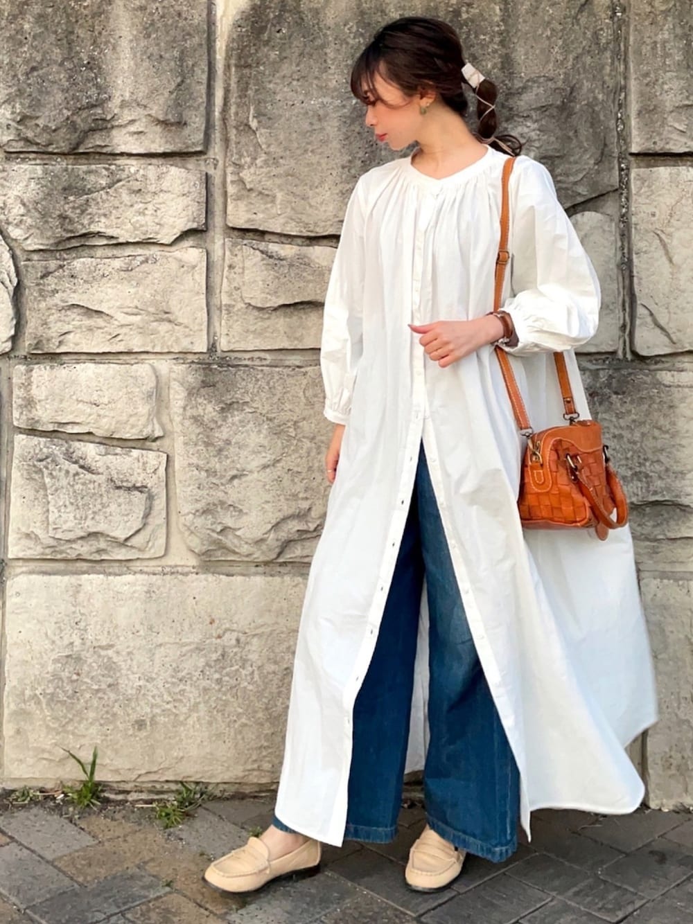 「シンプル、オトナカジュアル、春コーデ、シャツワンピース、ワイドデニム、オトナ女子、おしゃれさんと繋がりたい、ワンピース、ローファー、ショルダーバッグ」｜「titivateのﾊﾞﾝﾄﾞｶﾗｰﾎﾞﾘｭｰﾑｼｬﾂﾜﾝﾋﾟｰｽ（シャツワンピース、ホワイト系）」を使った、mi-さん（レディース・162cm）の冬コーディネートの1枚目の写真