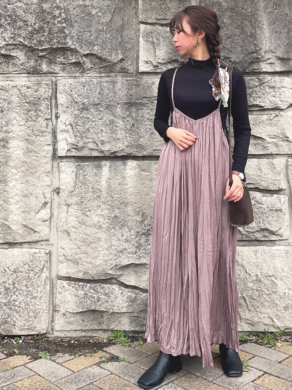 「シンプルコーデ、春コーデ、おしゃれさんと繋がりたい、休日コーデ、大人カジュアル、オトナ女子、キャミワンピ、ワンピース、プチプラ」｜「UNE MANSIONのスクエアトゥーローヒールショートブーツ（ブーツ、ブラック系）」を使った、mi-さん（レディース・162cm）の春コーディネートの1枚目の写真