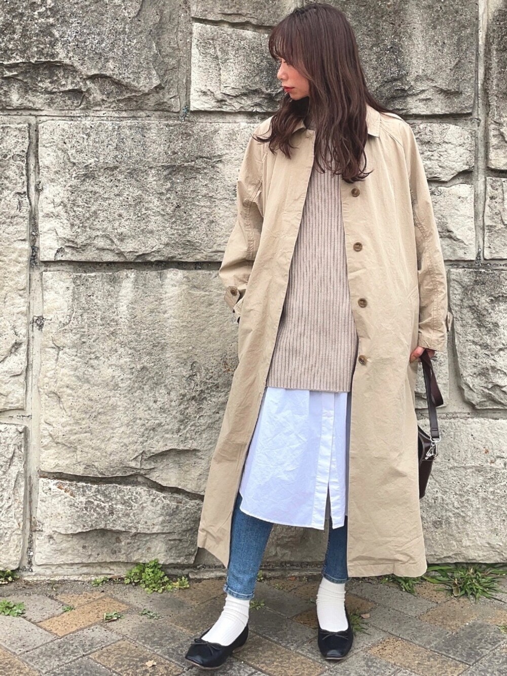 「ステンカラーコート、シンプル、春コーデ、レイヤードスタイル、スキニーデニム、おしゃれさんと繋がりたい、休日コーデ」｜「FREAK'S STOREのVINTAGEライクステンカラーコート/ヴィンテージライクステンカラーコート（ステンカラーコート、ベージュ系）」を使った、mi-さん（レディース・162cm）の春コーディネートの1枚目の写真