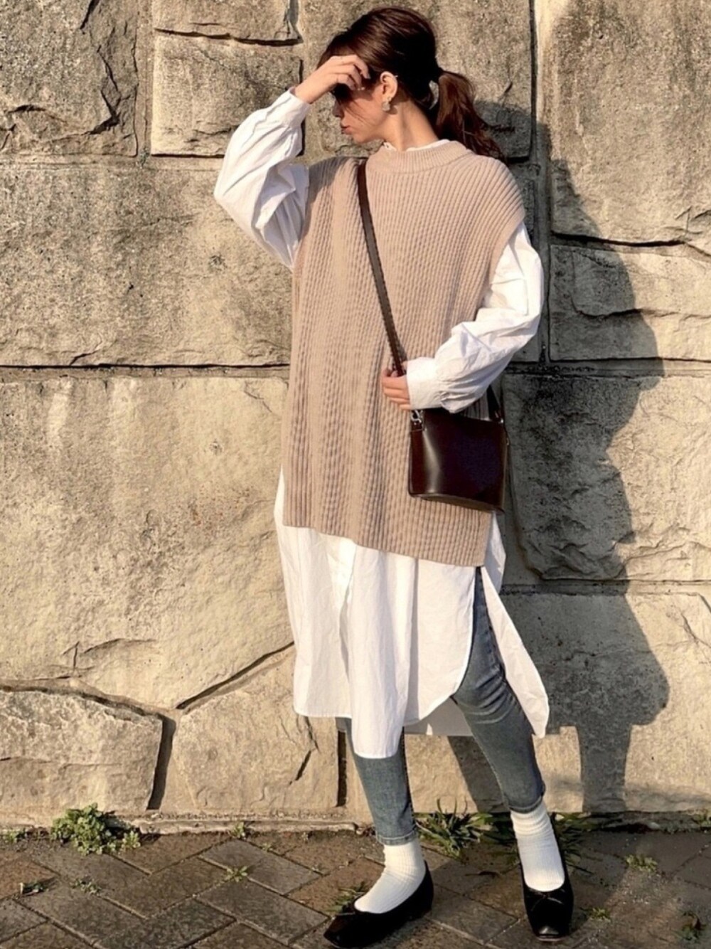 「休日スタイル、春コーデ、ニットベスト、プチプラコーデ、オトナカジュアル、シンプルコーデ、おしゃれさんと繋がりたい、パンツスタイル、シャツスタイル、ビッグシルエット」｜「EVOLの柔らかい素材とフィットする履き心地【EVOL】スクエアバレエパンプス IO9094（バレエシューズ、ブラック系）」を使った、mi-さん（レディース・162cm）の春コーディネートの1枚目の写真