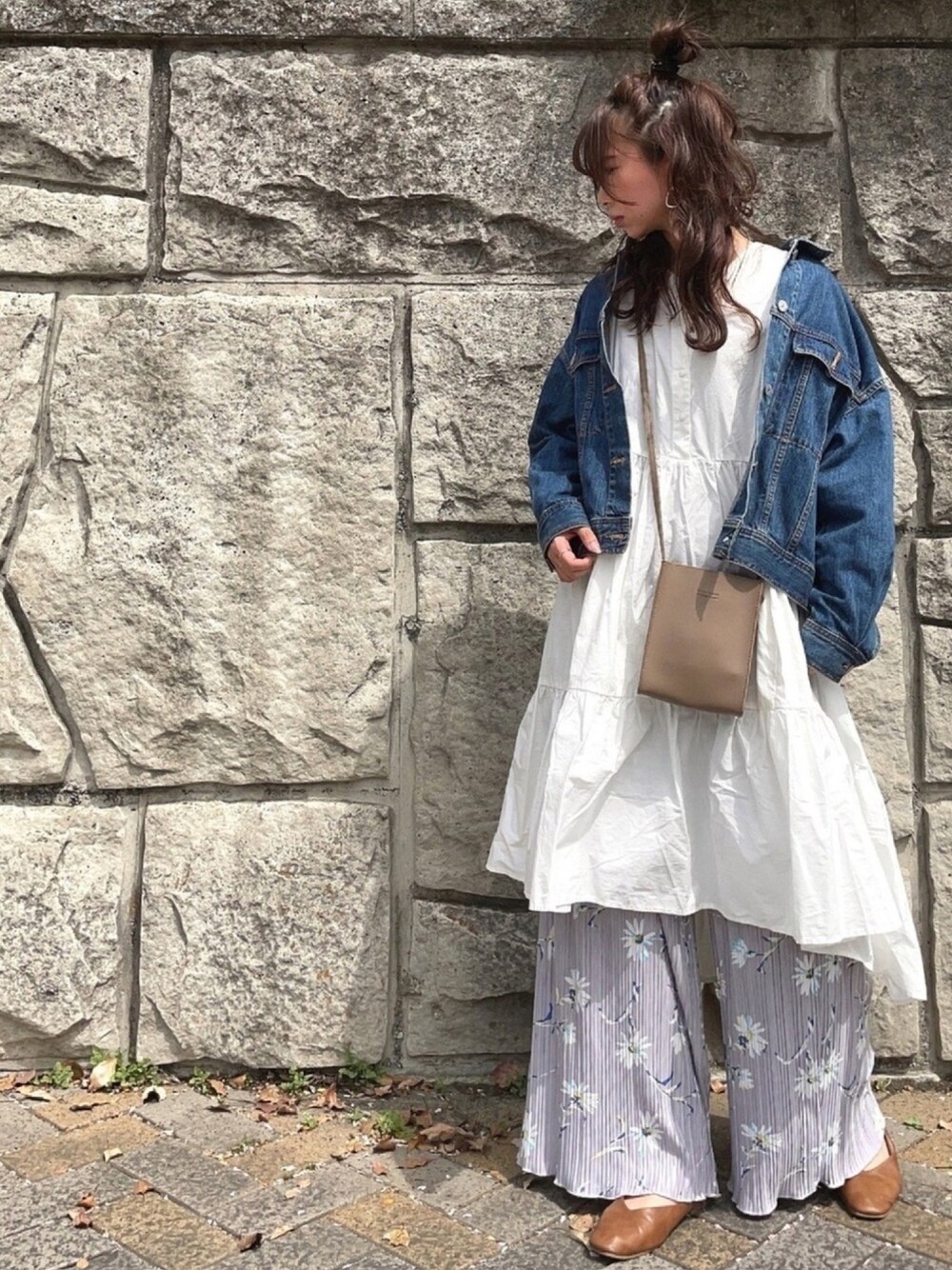 「大人カジュアル、おしゃれさんと繋がりたい、デニムジャケット、プリーツパンツ、春コーデ、ワンピース、カジュアル、オトナ女子、ビッグシルエット」｜「coca（coca）のティアードフレアワンピース（シャツワンピース、ホワイト系）」を使った、mi-さん（レディース・162cm）の春コーディネートの1枚目の写真