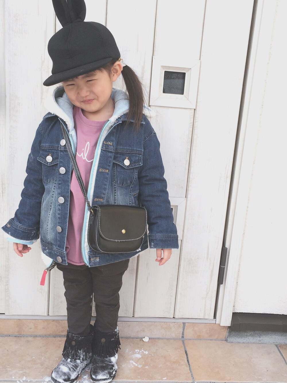 「キッズコーデ、うさ耳、カジュアルコーデ」｜「韓国子供服 URBAN CHERRYのアイテム（キャップ、ブラック系）」を使った、loloさん（キッズ・100cm）の冬コーディネートの1枚目の写真