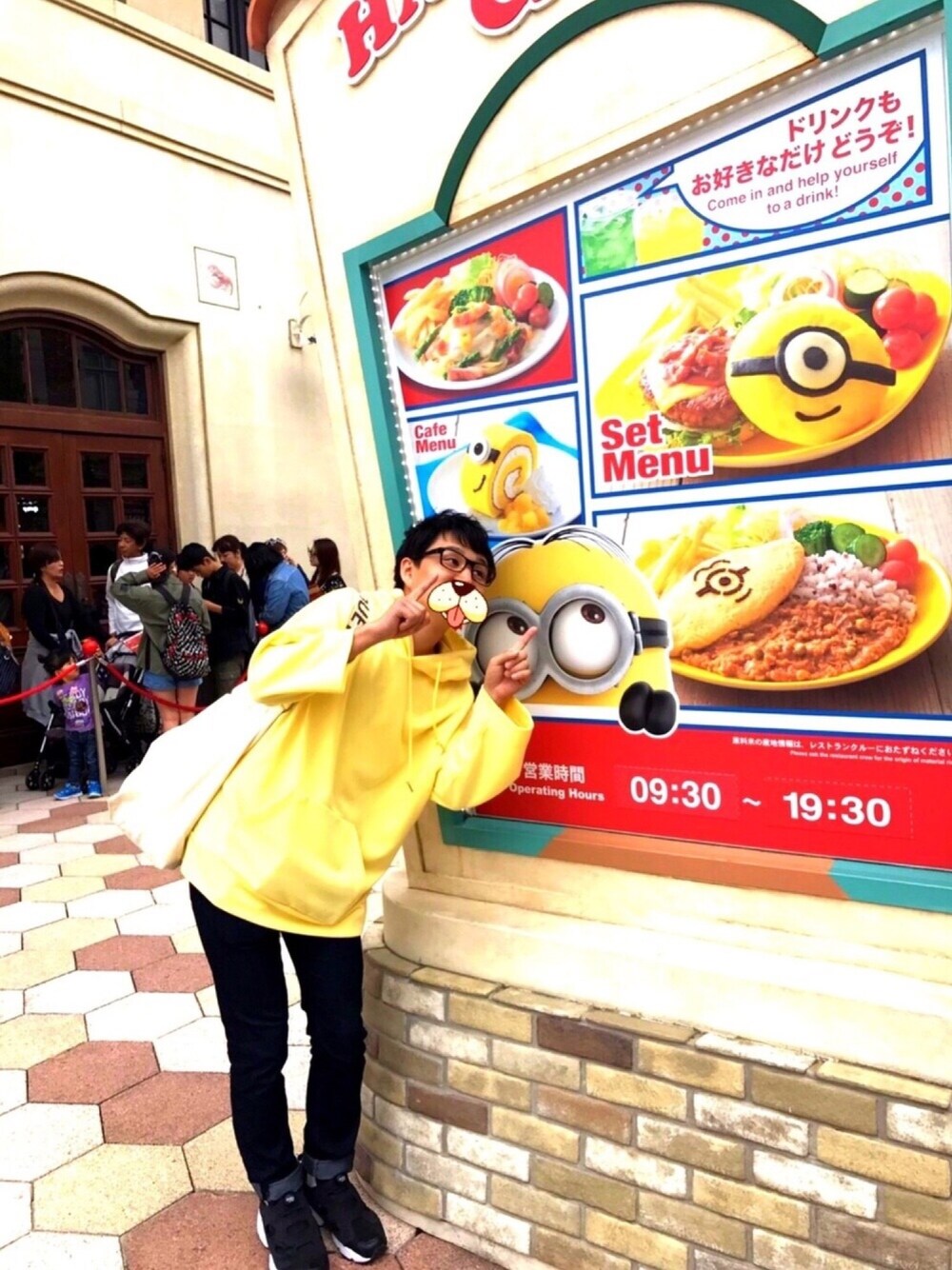 イエロー系のパーカー、ホワイト系のタンクトップ、ホワイト系のトートバッグを着用したメンズの春コーディネートの1枚目の写真