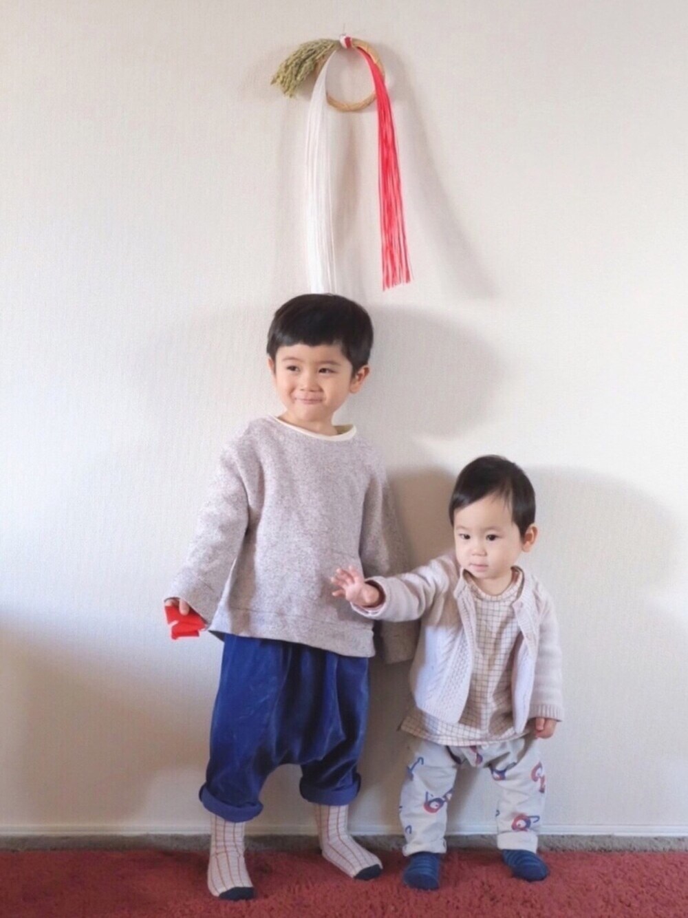 「兄弟、兄弟コーディネート、3歳、1歳、あけましておめでとうございます！、リンクコーデ、お正月、ピンクベージュ、tinycottons、niconicoclothing」｜「DEAR MUU MUUのアイテム（パンツ、ブルー系）」を使った、nrmm2さん（キッズ・90cm）の冬コーディネートの1枚目の写真