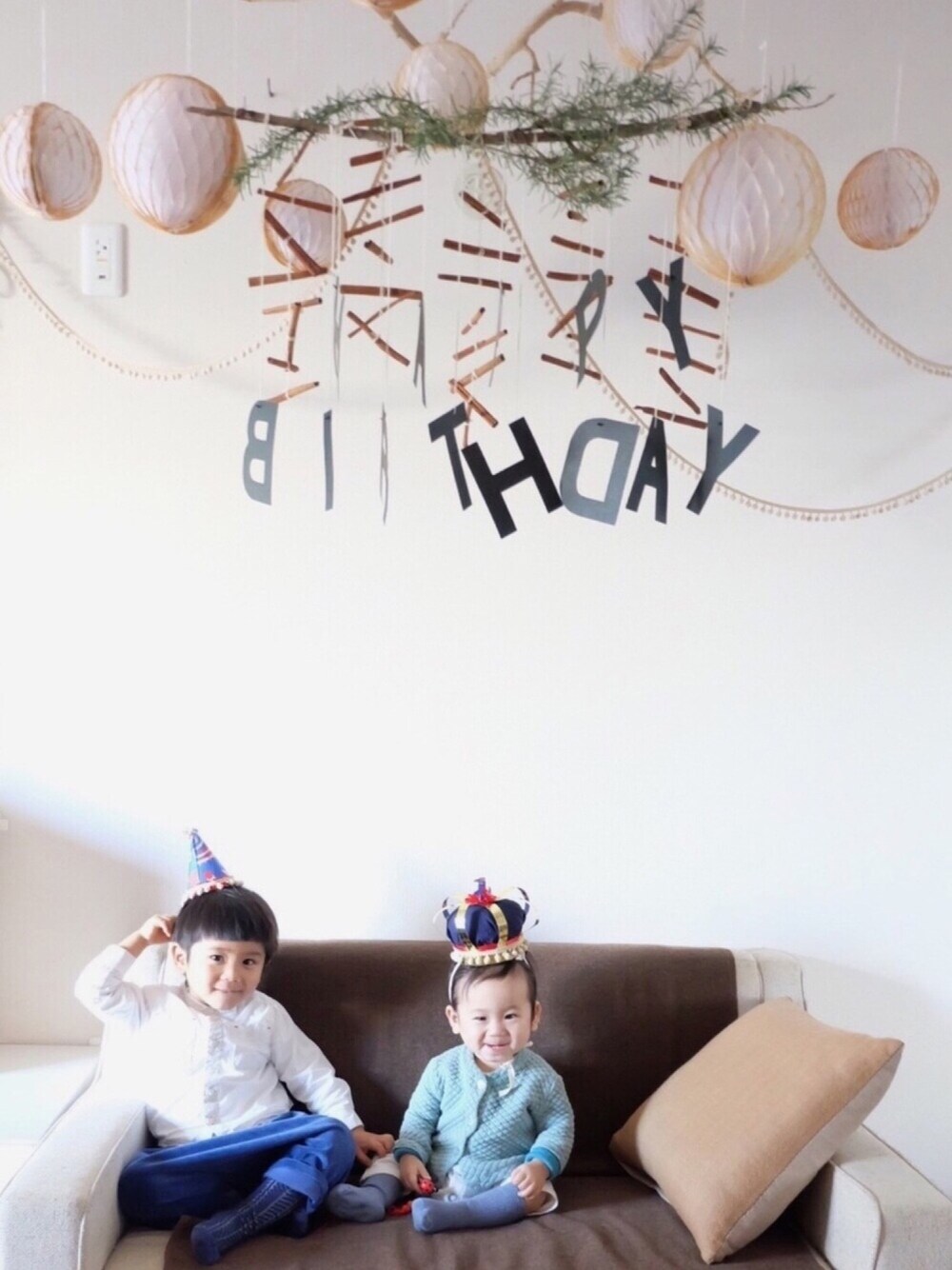 「兄弟コーディネート、3歳、1歳、1歳誕生日、誕生日、birthday、白×青、ベビー、赤ちゃん、Le Petit Germain」｜「le petit germainのアイテム（カーディガン/ボレロ、ブルー系）」を使った、nrmm2さん（キッズ・90cm）の冬コーディネートの1枚目の写真