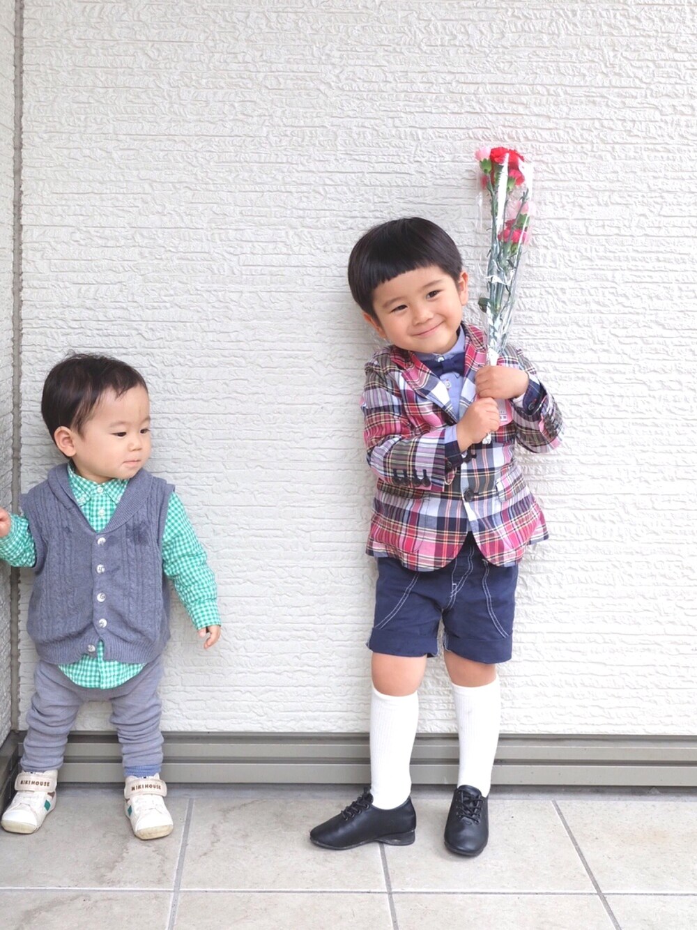 「入園式、幼稚園、3歳、蝶ネクタイ、ハイソックス、チェックジャケット、レースアップシューズ、兄弟コーディネート、ジャケパン」｜「COMECHATTO&CLOSETのバックドットチェックドッキングシャツ（シャツ/ブラウス、ブルー系）」を使った、nrmm2さん（キッズ・100cm）の春コーディネートの1枚目の写真