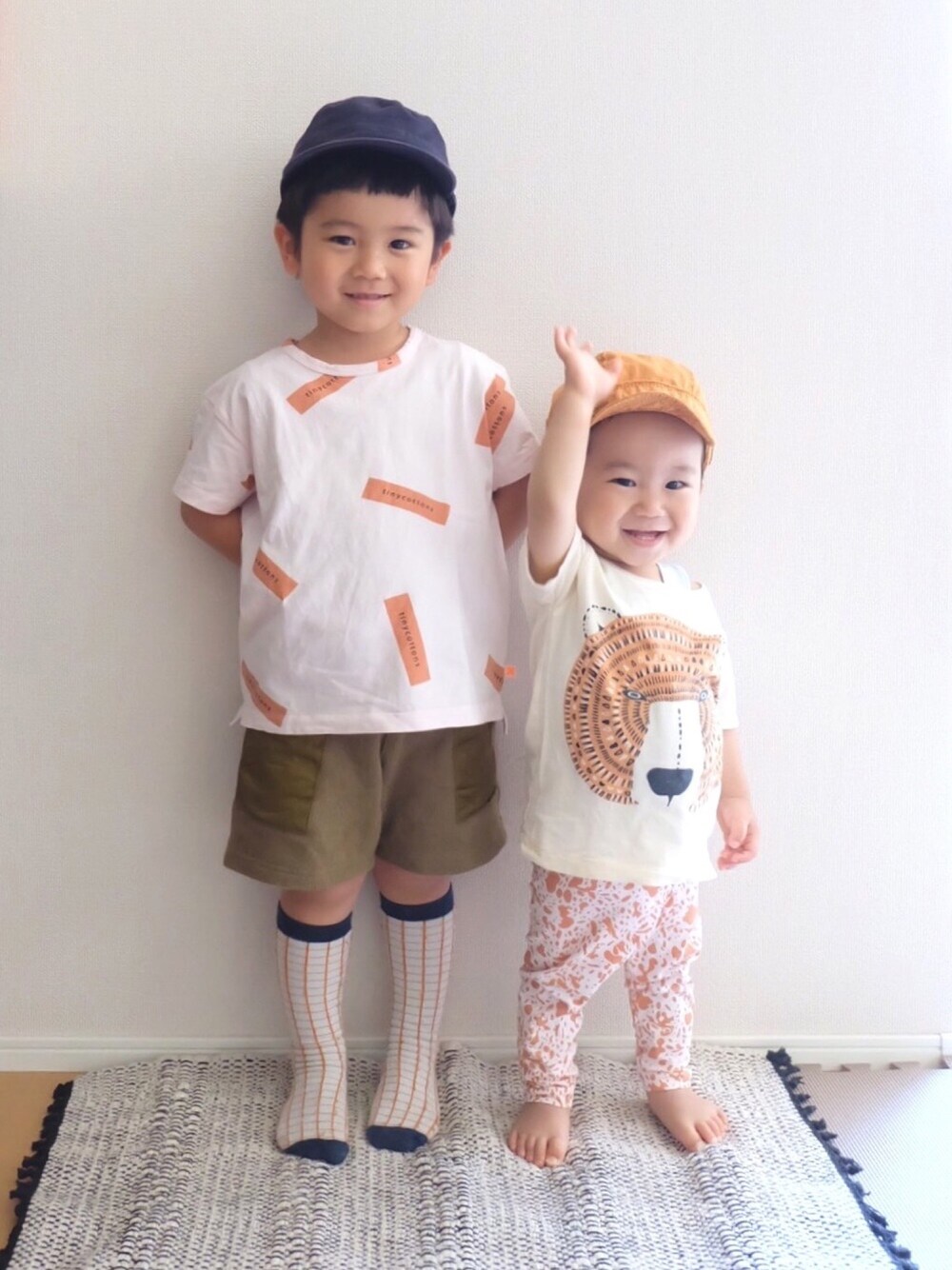 「兄弟コーディネート、tinycottons、ピンクベージュ、リンクコーデ、プリントT、ハイソックス、3歳、1歳5ヶ月、ショートパンツ、レギンス」｜「PETIT BATEAUのキャップ（ハット、ブルー系）」を使った、nrmm2さん（キッズ・100cm）の春コーディネートの1枚目の写真