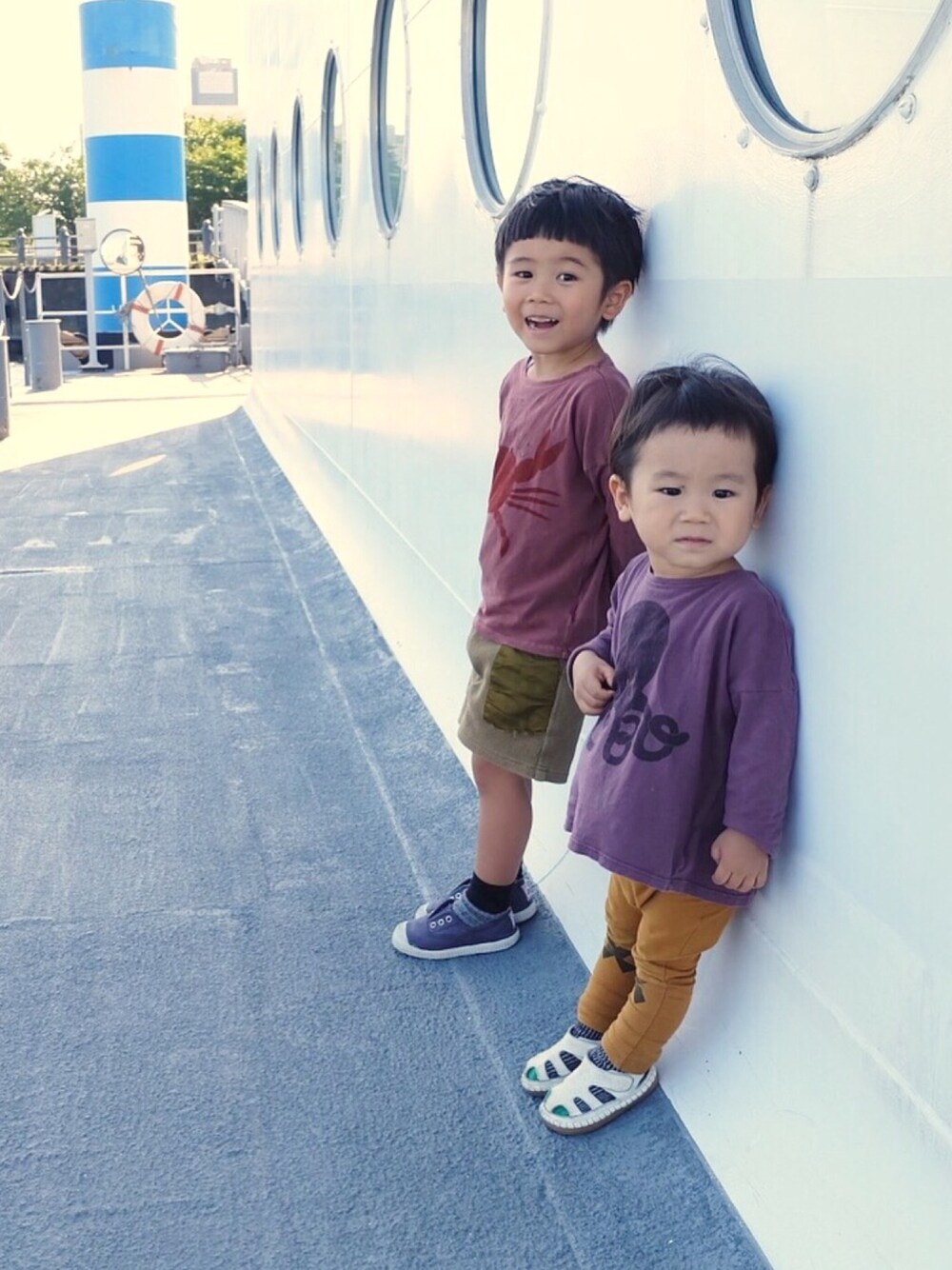 「兄弟コーディネート、リンクコーデ、秋カラー、4歳と1歳、おとこのこ」｜「BOBO CHOSESのアイテム（Tシャツ/カットソー、レッド系）」を使った、nrmm2さん（キッズ・100cm）の秋コーディネートの1枚目の写真