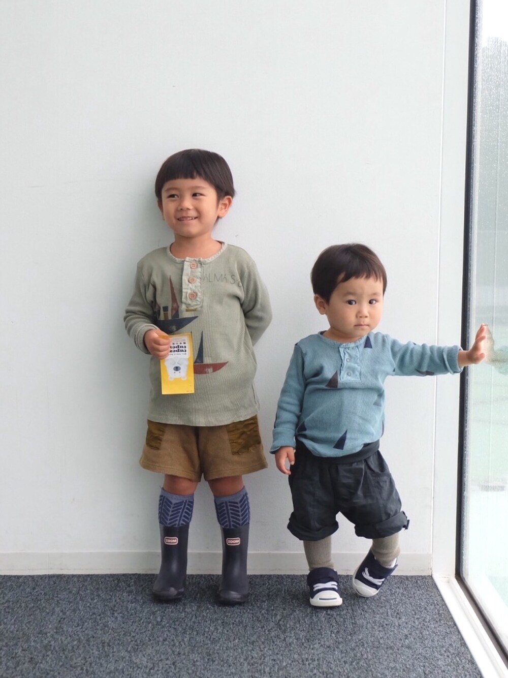 「兄弟コーディネート、リンクコーデ、4歳、1歳、おとこのこ、秋コーデ、ハイソックス」｜「BOBO CHOSESのアイテム（Tシャツ/カットソー、ベージュ系）」を使った、nrmm2さん（キッズ・90cm）の秋コーディネートの1枚目の写真