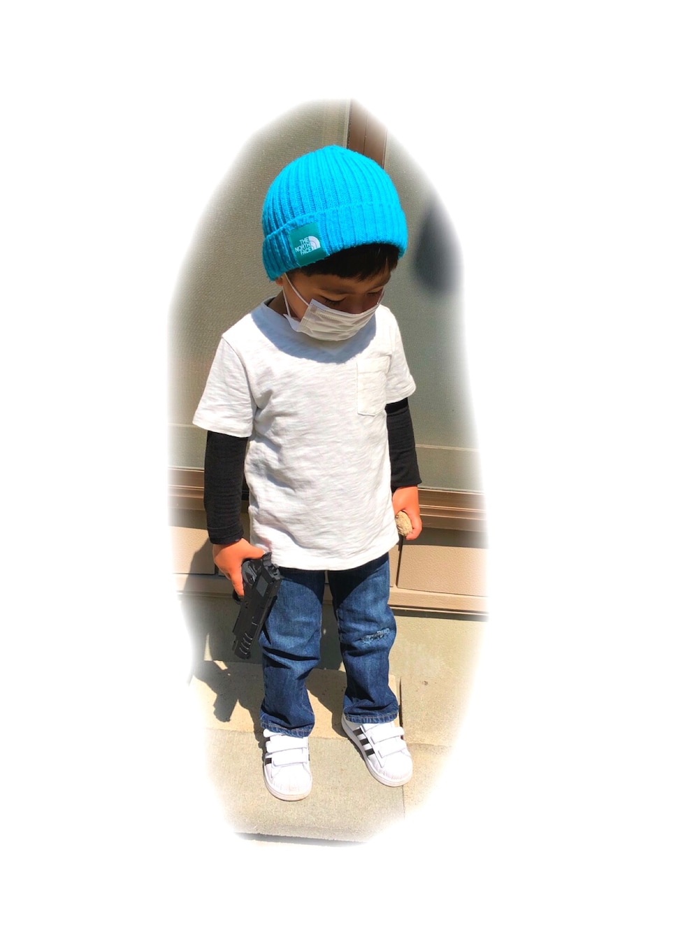 「Vネック、GAP、adidas、THE NORTH FACE、白Tシャツ、白いスニーカー、リンクコーデ、kids、kidsfashion、おとこのこ」｜「THE NORTH FACEのザ・ノースフェイス / カプッチョリッド（キッズ）（ニットキャップ/ビーニー、ブルー系）」を使った、hibooouさん（キッズ・100cm）の春コーディネートの1枚目の写真