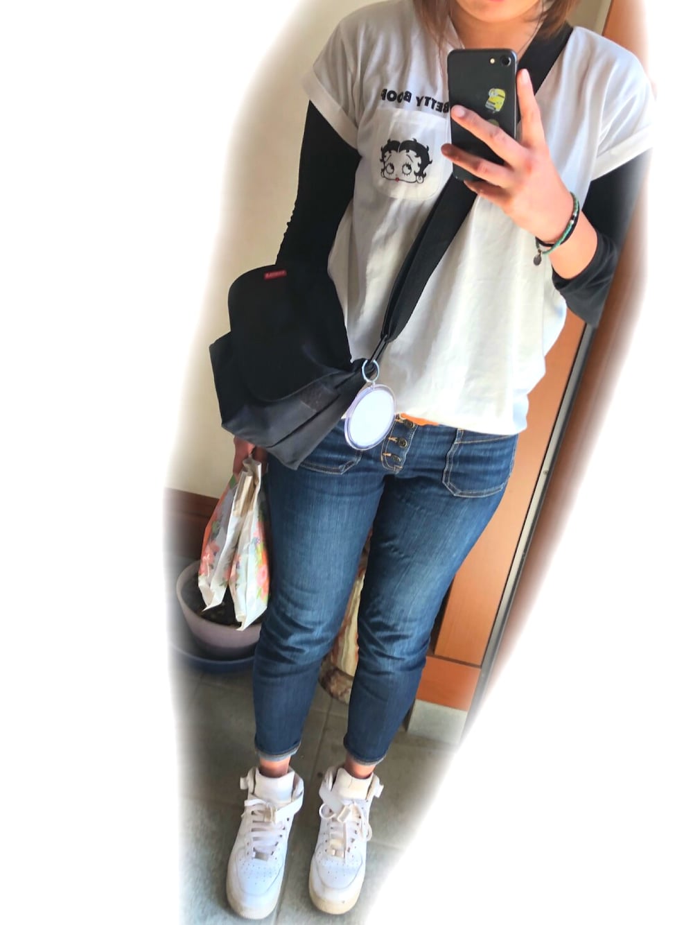 「ママコーデ、公園、ベティーちゃん、BETTY BOOP、白Tシャツ、NIKE、しまむら、デニムパンツ」｜「しまむらのアイテム（Tシャツ/カットソー、ホワイト系）」を使った、hibooouさん（レディース・164cm）の春コーディネートの1枚目の写真