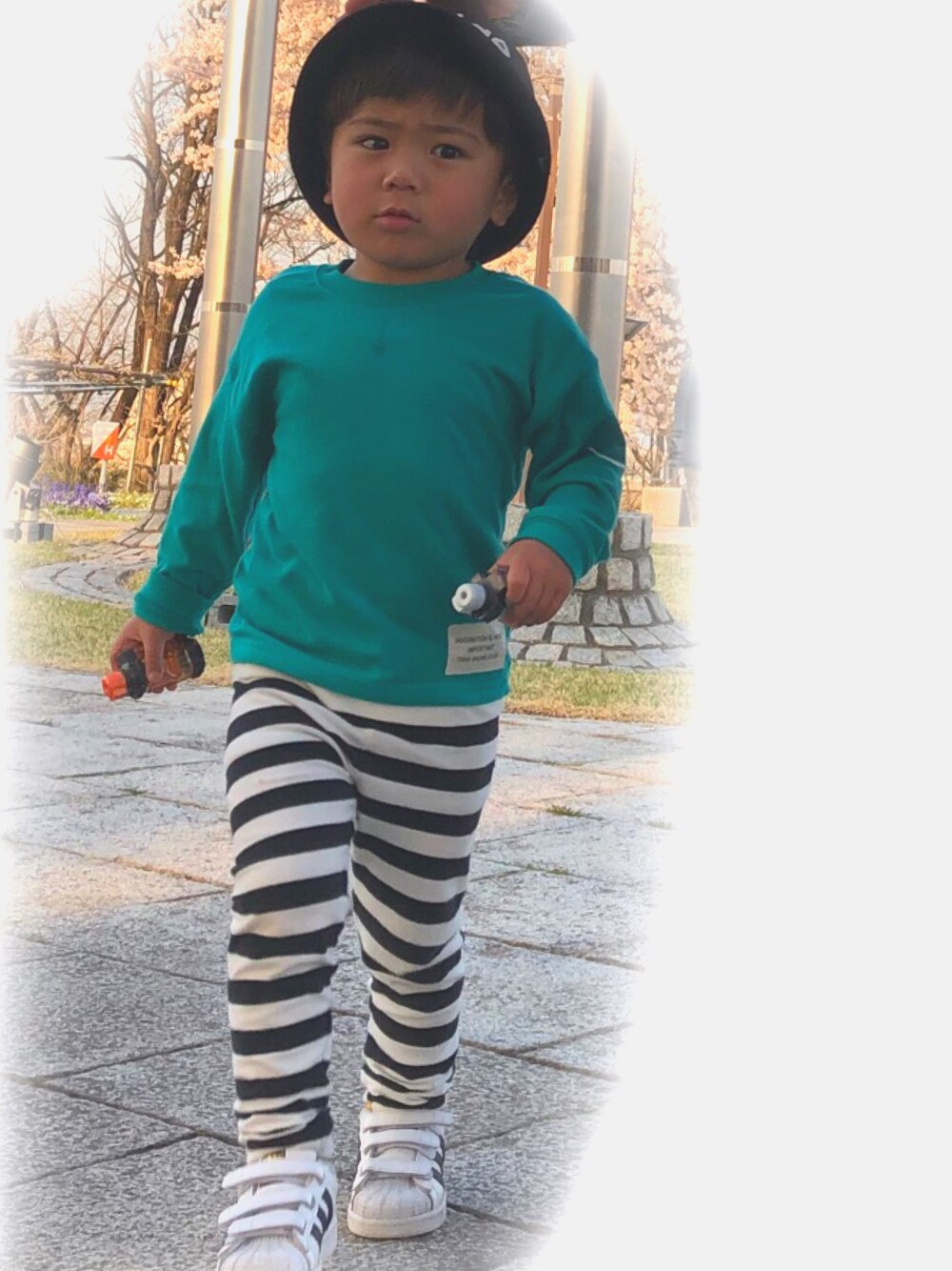 「ボーダー、adidas、kids、kidsfashion、おとこのこ、桜」｜「adidasの【adidas】バケットハット（ハット、ブラック系）」を使った、hibooouさん（キッズ・100cm）の春コーディネートの1枚目の写真