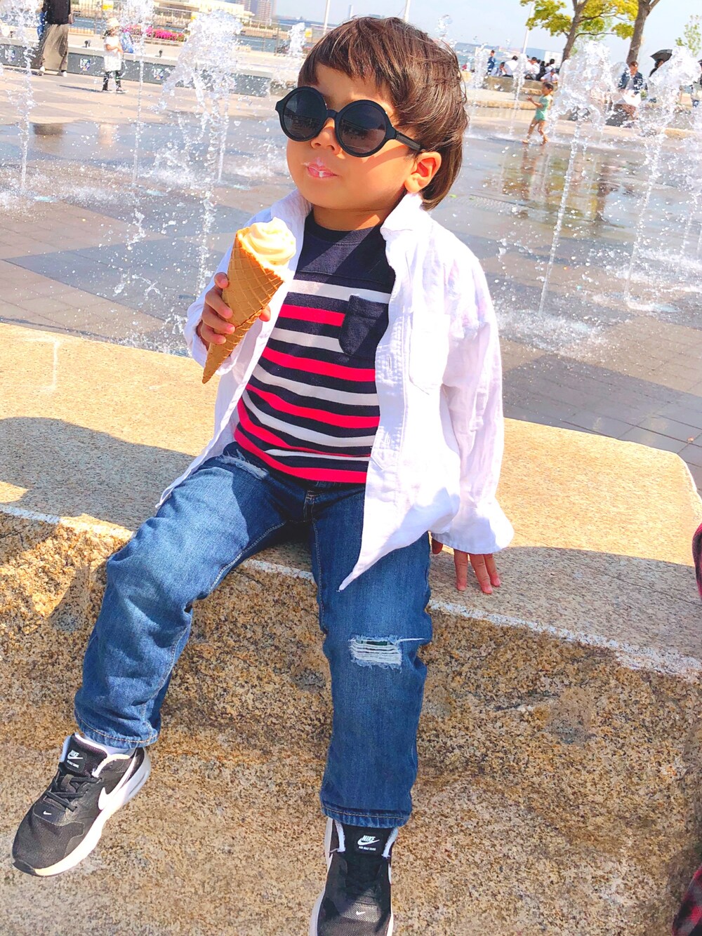 「ソフトクリーム、男の子、キッズコーデ、白シャツ、NIKE AIR MAX、サングラス、ボーダー」｜「GAPのGap リネンブレンド コンバーチブルシャツ（シャツ/ブラウス、ホワイト系）」を使った、hibooouさん（キッズ・100cm）の春コーディネートの1枚目の写真