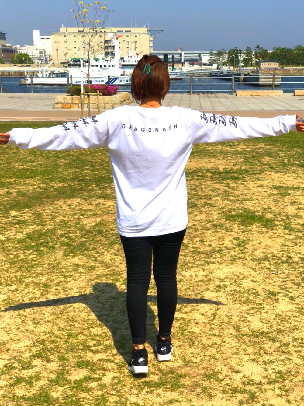 「DragonAsh、ママコーデ、ママファッション、旅行、NIKE、NIKE AIR MAX」｜「GILDANのアイテム（Tシャツ/カットソー、ホワイト系）」を使った、hibooouさん（レディース・163cm）の春コーディネートの1枚目の写真