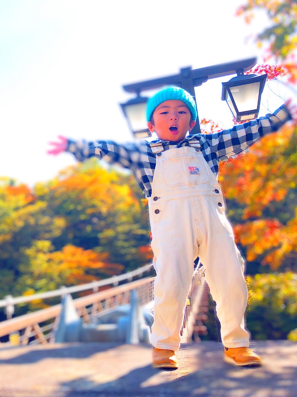 「オールインワン、ホワイト、オーバーオール、ブーツ、BREEZE、キッズファッション、秋冬、カジュアル、男の子、UNIQLO」｜「THE NORTH FACEのザ・ノースフェイス / カプッチョリッド（キッズ）（ニットキャップ/ビーニー、ブルー系）」を使った、hibooouさん（キッズ・100cm）の秋コーディネートの1枚目の写真