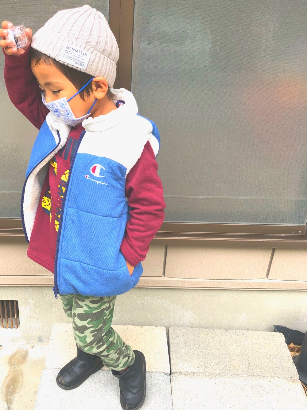 「ベスト、ボアベスト、Champion、カモフラパンツ、秋冬、キッズコーデ、ニット帽、おしゃれさんと繋がりたい、ブーツ、おとこのこ」｜「peda madeのアイテム（パンツ、グリーン系）」を使った、hibooouさん（キッズ・100cm）の秋コーディネートの1枚目の写真