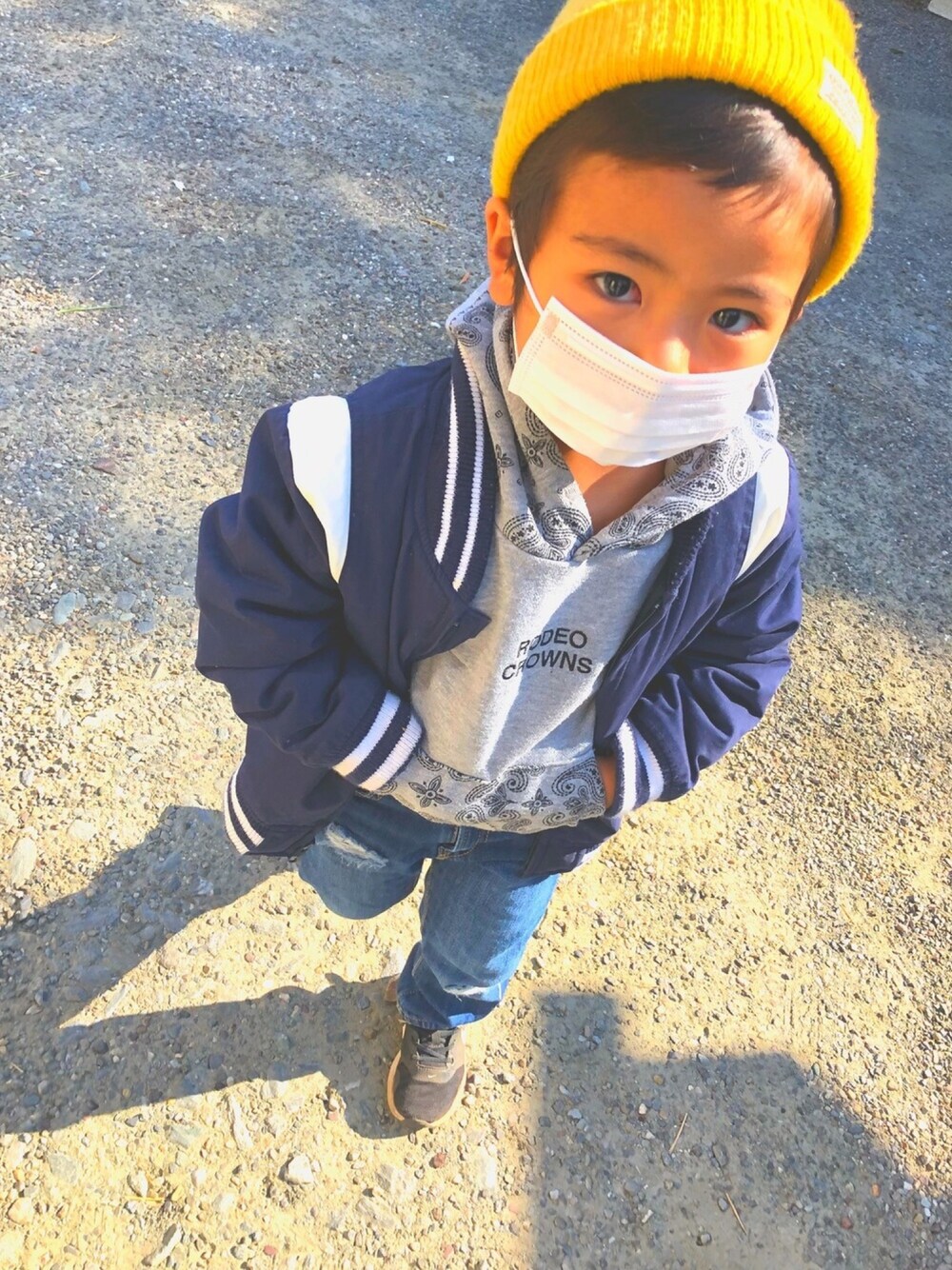 「公園、おとこのこ、キッズファッション、rodeo crowns、ロデオクラウンズキッズ、パーカー、パーカー グレー、デニム、GAP、NIKE AIR MAX」｜「しまむらのアイテム（ニットキャップ/ビーニー、イエロー系）」を使った、hibooouさん（キッズ・100cm）の秋コーディネートの1枚目の写真