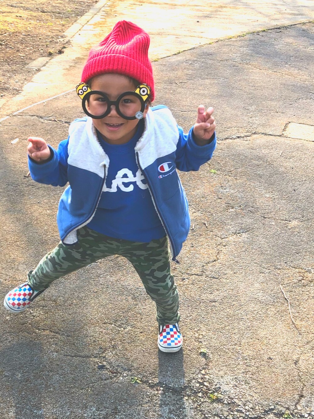 「公園スタイル、ベスト、Lee kids、カモフラパンツ、VANS、スリッポン、Champion、赤ニット帽、平成最後のWEARISTAセンバツ、キッズファッション」｜「GUのアイテム（ニットキャップ/ビーニー、レッド系）」を使った、hibooouさん（キッズ・110cm）の春コーディネートの1枚目の写真