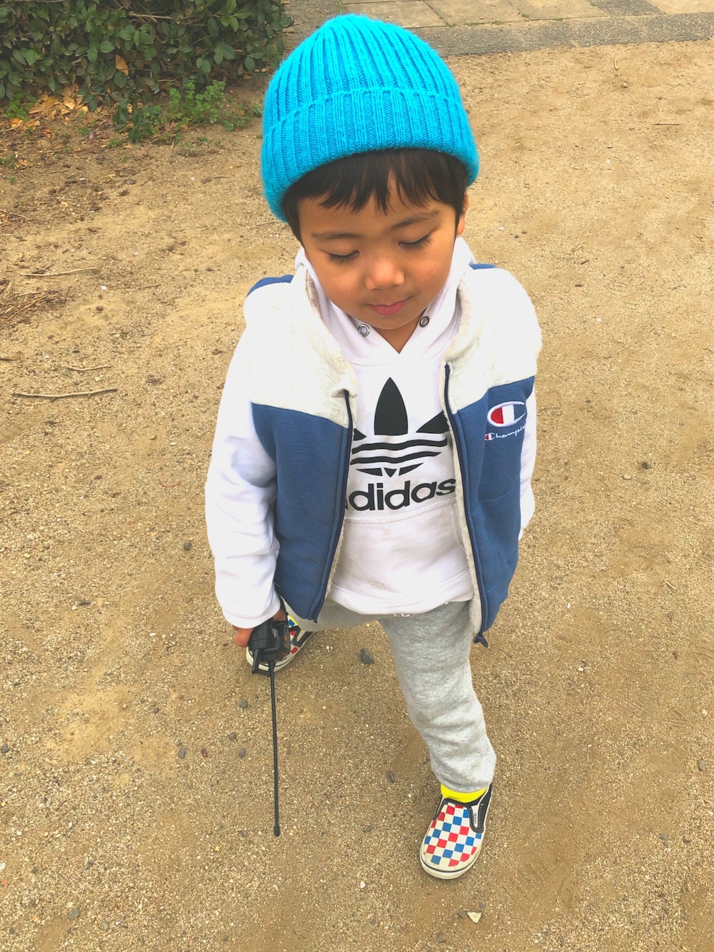 「Champion、ベスト、adidas、パーカー、公園、平成最後のWEARISTAセンバツ、キッズファッション、おとこのこ、カジュアル、VANSスリッポン」｜「THE NORTH FACEのザ・ノース・フェイス　キッズロゴニットキャップ　/　カプッチョリッド（ニットキャップ/ビーニー、ブルー系）」を使った、hibooouさん（キッズ・110cm）の春コーディネートの1枚目の写真