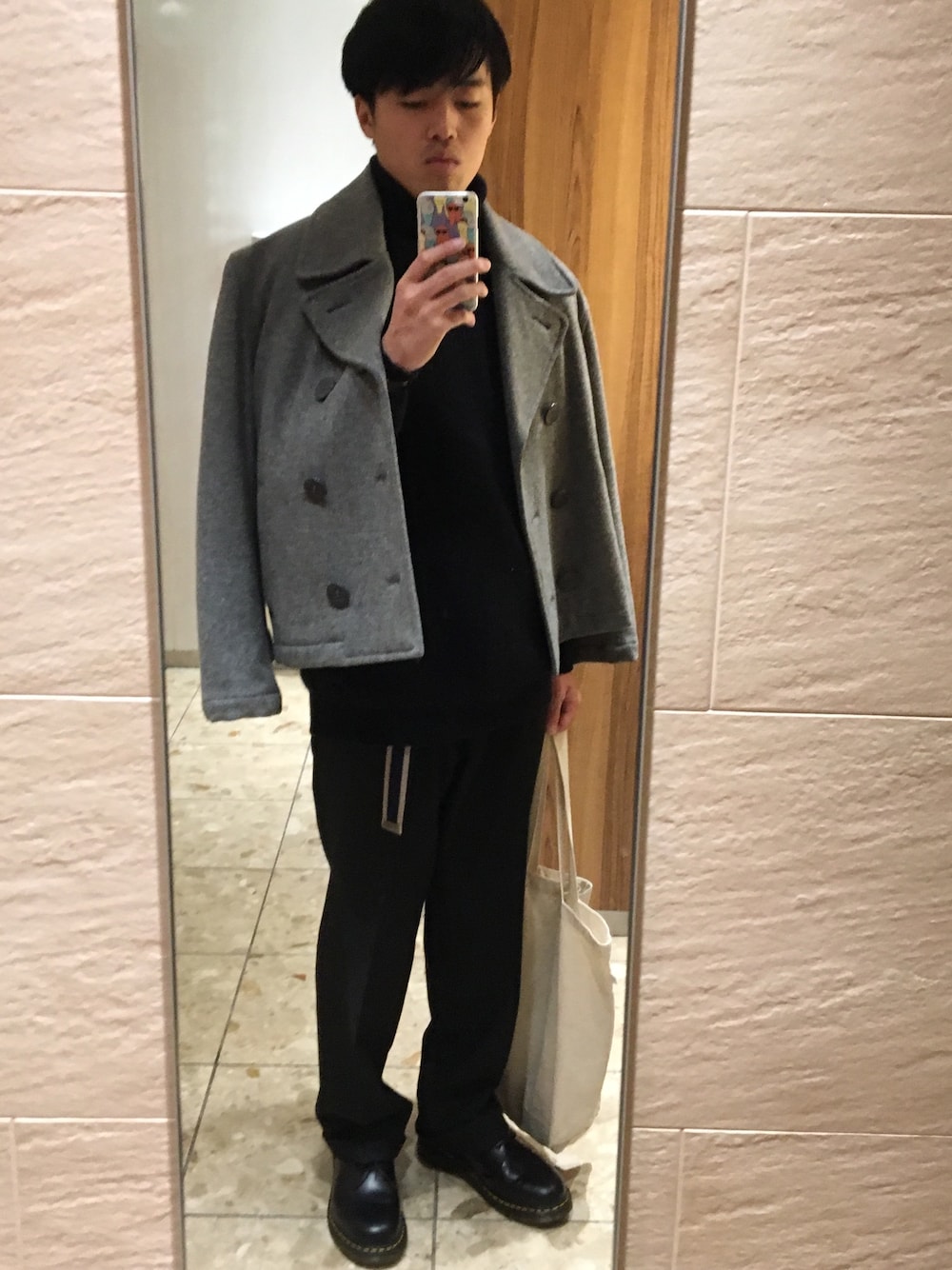 ブラック系のニット/セーター、グレー系のピーコート、ブラック系のパンツを着用したメンズの冬コーディネートの1枚目の写真