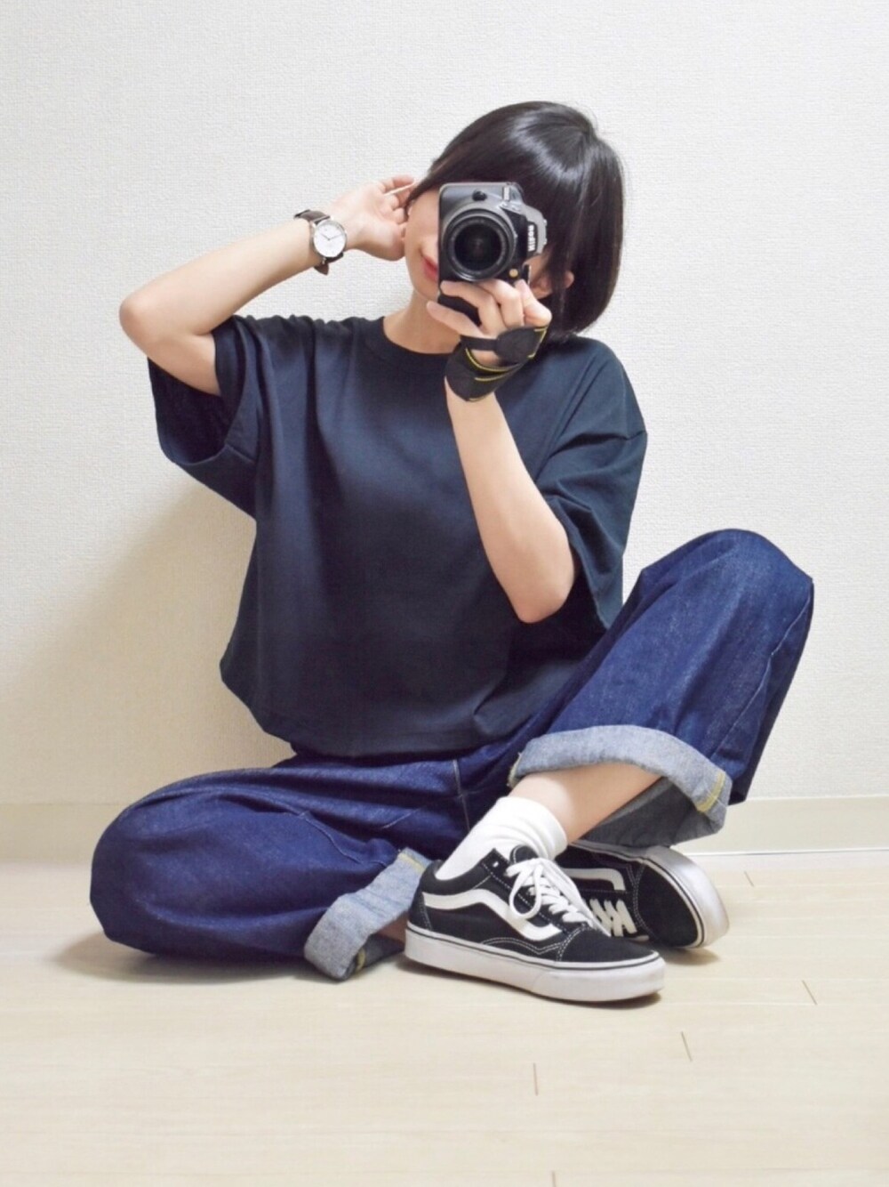 「カジュアルコーデ、シンプルコーデ、プチプラコーデ、ROOPTOKYO、黒Tシャツ、無地T、ワイドパンツ、ワイドデニム、メンズライク、オールドスクール」｜「ROOPTOKYOのmade in standard ショートプルオーバーカットソー（Tシャツ/カットソー、ブラック系）」を使った、てんさん（レディース・155cm）の春コーディネートの1枚目の写真