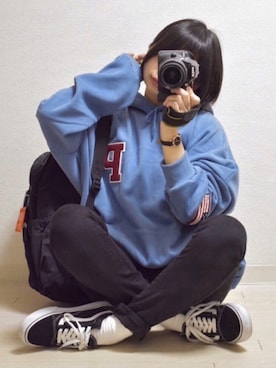 「ロゴパーカー」｜「アイテム（アナログ腕時計）」を使った、てんさん（レディース・155cm）の冬コーディネート