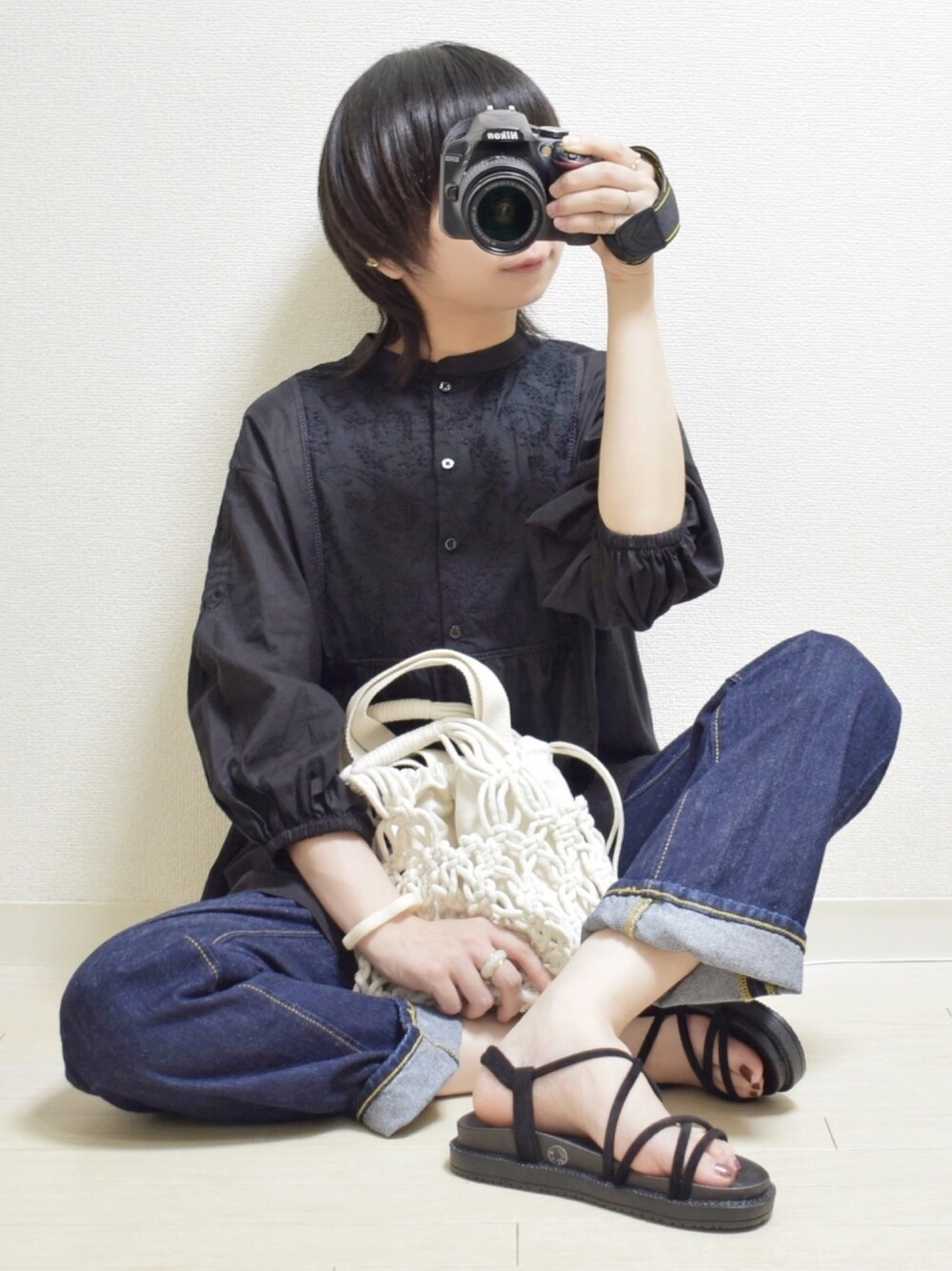 ブラック系のシャツ/ブラウス、ブルー系のデニムパンツ、ブラック系のサンダルを着用したレディースの夏コーディネートの1枚目の写真