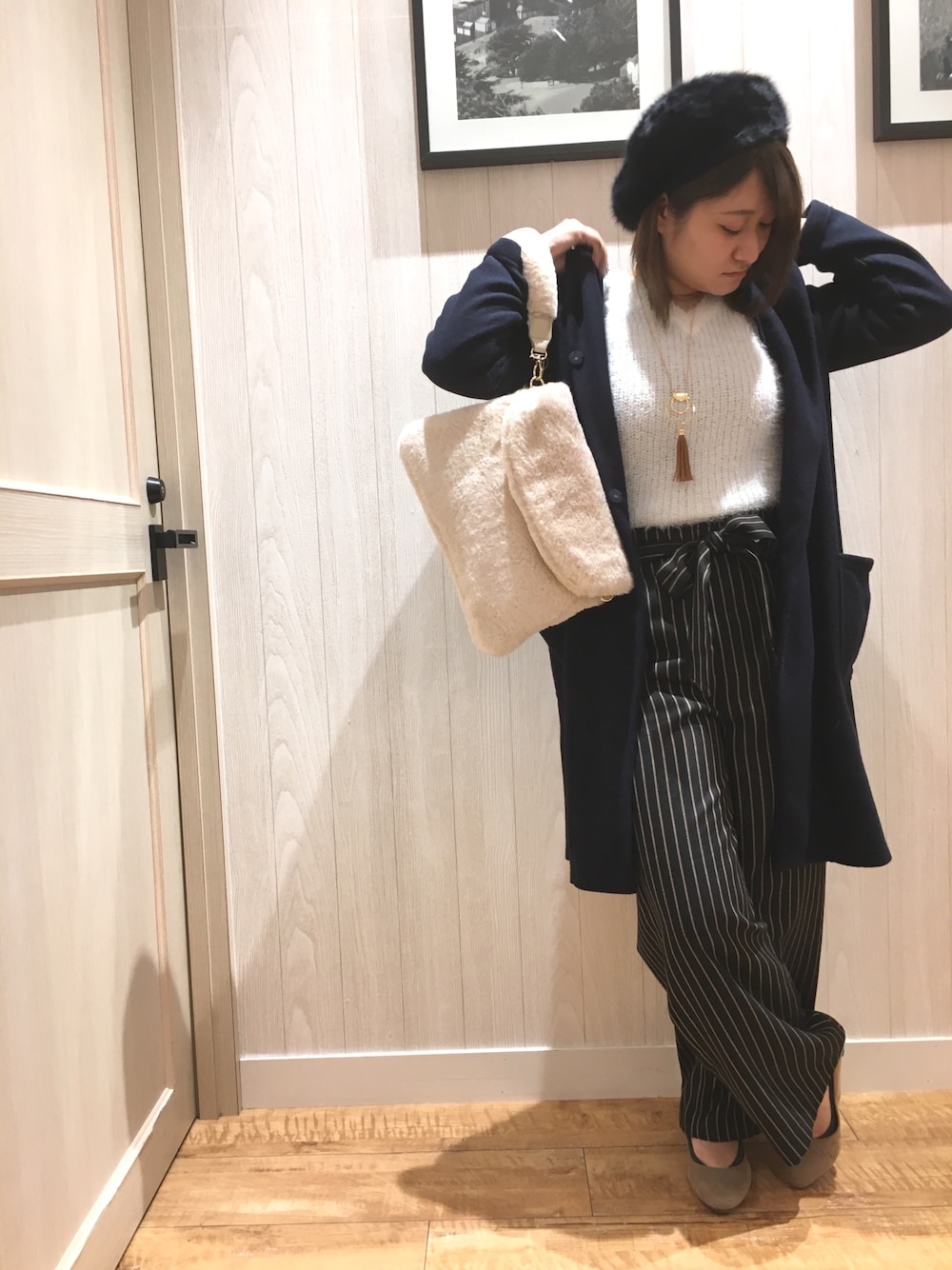 「シンプルコーデ、パンツスタイル、ホワイト、フェザー、ニット、ベレー帽、ファー小物、誕生日、ディズニー、シューラルー」｜「SHOO・LA・RUEのシャギーVネックニットプルオーバー（ニット/セーター、ホワイト系）」を使った、HITOMI:)さん（レディース・159cm）の冬コーディネートの1枚目の写真