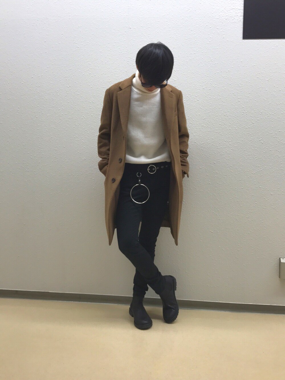 ブラック系のその他パンツ、ベージュ系のチェスターコート、ホワイト系のトップスを着用したメンズの冬コーディネートの1枚目の写真