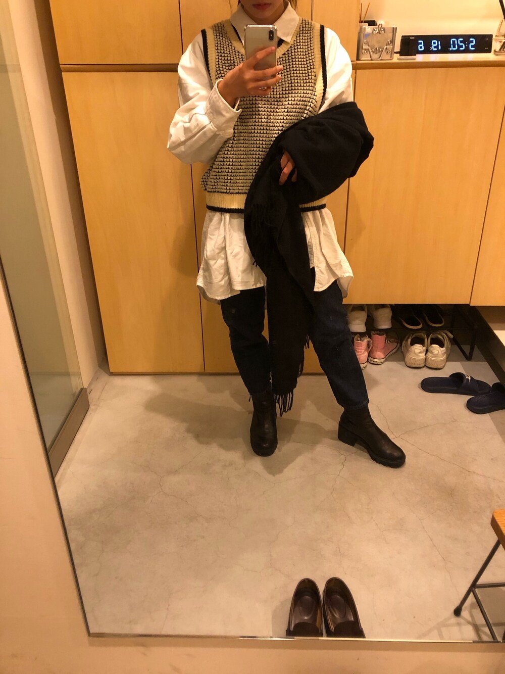 「秋のコーデ、休日スタイル、パンツスタイル、オーバーサイズ、ニット、ショートブーツ、モノトーンコーデ」｜「UNIQLOのアイテム（デニムパンツ、ブルー系）」を使った、じゅりさん（レディース・155cm）の秋コーディネートの1枚目の写真