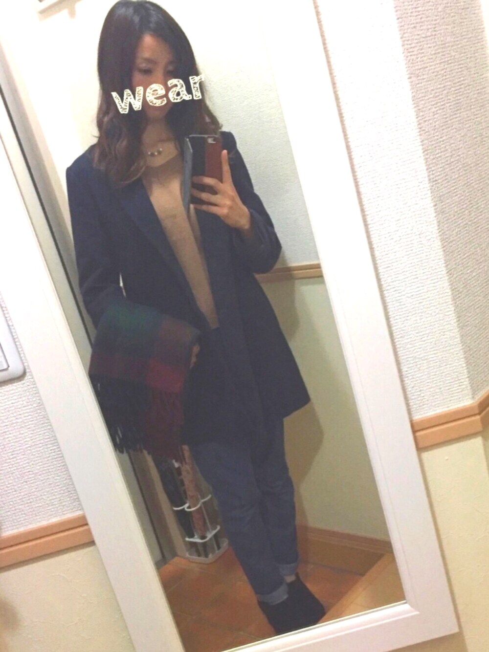 ブルー系のチェスターコート、ブラウン系のニット/セーター、ブルー系のデニムパンツを着用したレディースの冬コーディネートの1枚目の写真