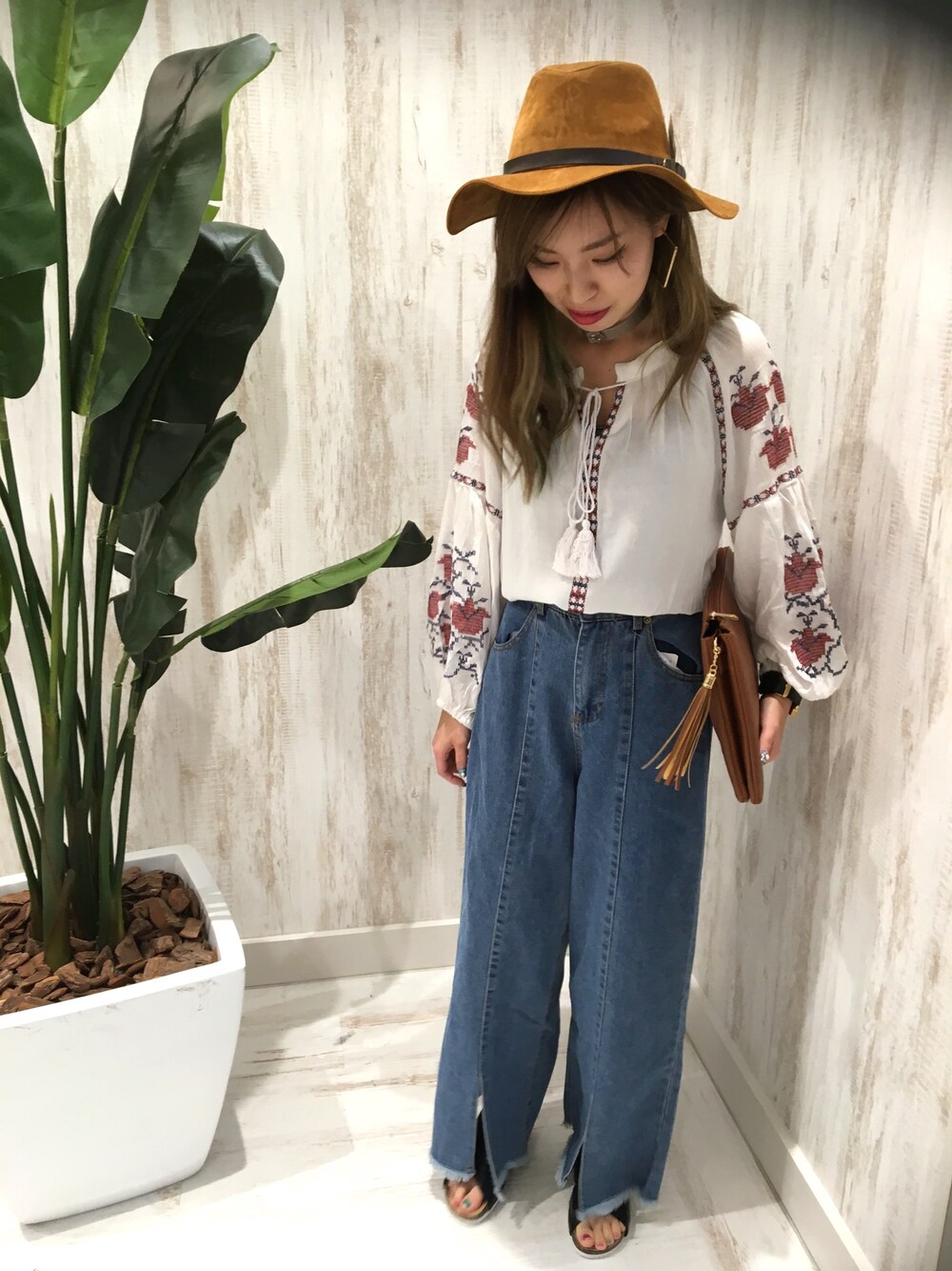 「オトナカジュアル、ワイドパンツ、刺繍、刺繍ブラウス、刺繍トップス、ブラウス、デニム、カジュアル、ボヘミアン」｜「SpRayのアイテム（トップス、ホワイト系）」を使った、SpRay名古屋茶屋店さん（レディース・157cm）の春コーディネートの1枚目の写真