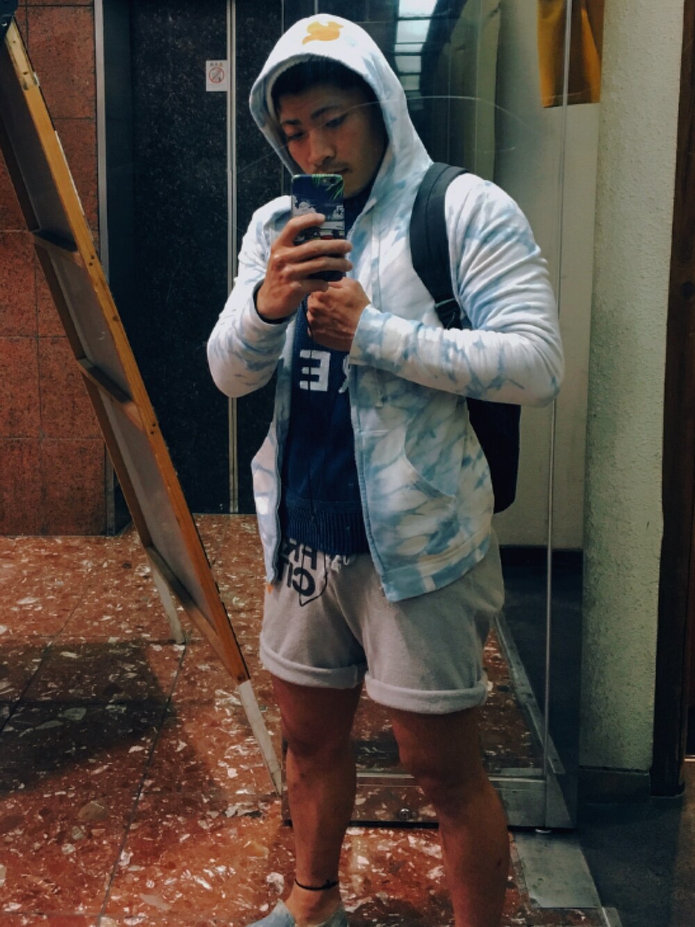 ブルー系のパーカー、ブルー系のニット/セーター、グレー系のその他パンツを着用したメンズの春コーディネートの1枚目の写真