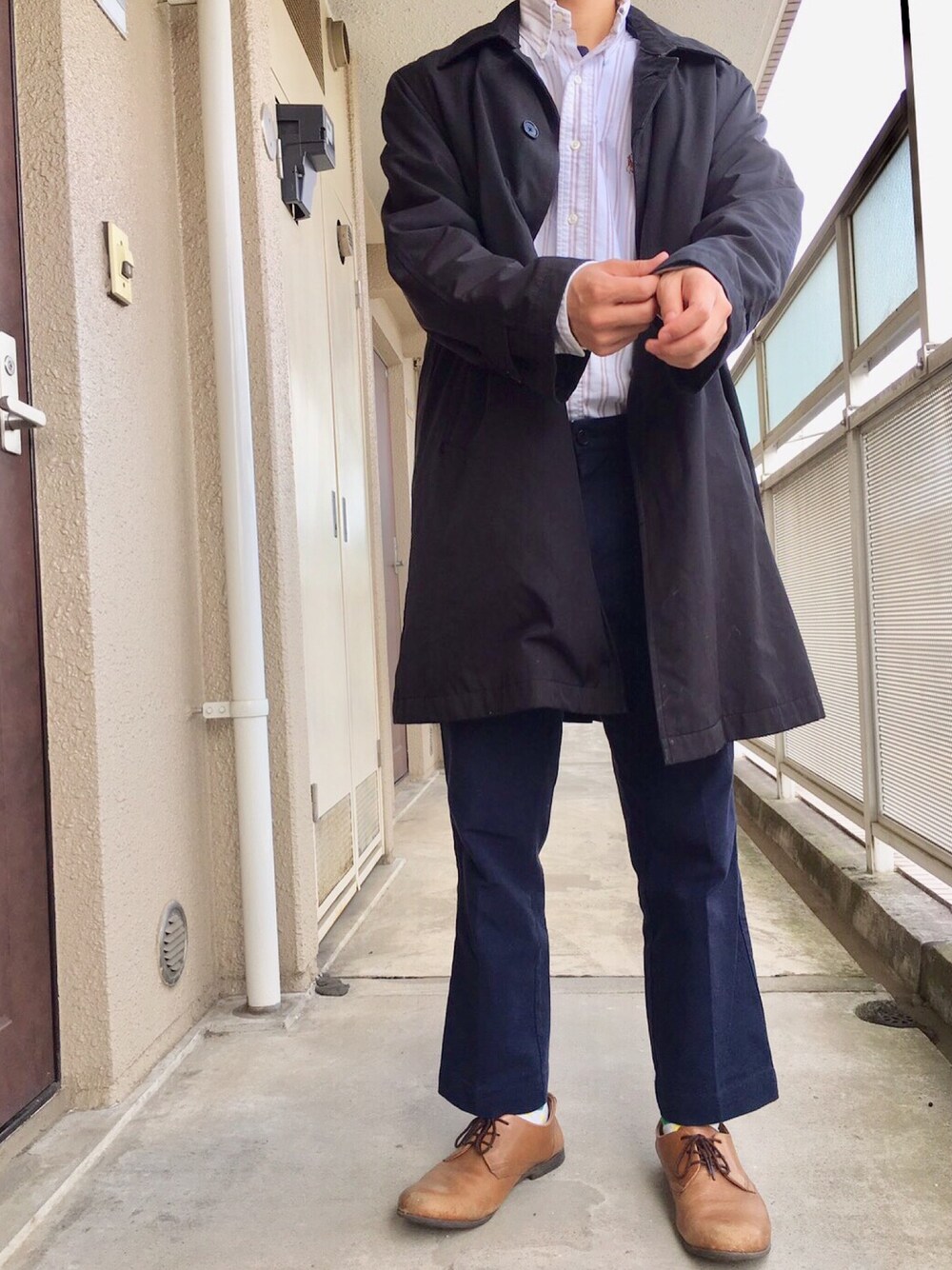 「秋のコーデ、シンプル、おしゃれさんと繋がりたい、大人カジュアル、モノトーン、革靴、タックイン、Polo Ralph Lauren、united arrows、ootd」｜「VISARUNOのアイテム（チェスターコート、ブラック系）」を使った、Takuyaさん（メンズ・171cm）の秋コーディネートの1枚目の写真