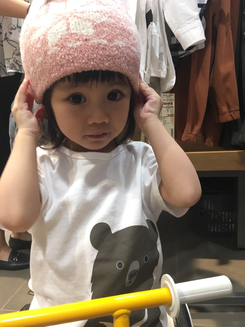 「無印良品のアイテム（ニットキャップ/ビーニー、ピンク系）」を使った、13eL1さん（キッズ・80cm）の秋コーディネートの1枚目の写真