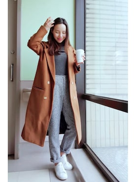 「sneakers」｜「アイテム（チェスターコート）」を使った、Joさん（レディース・160cm）の春コーディネート